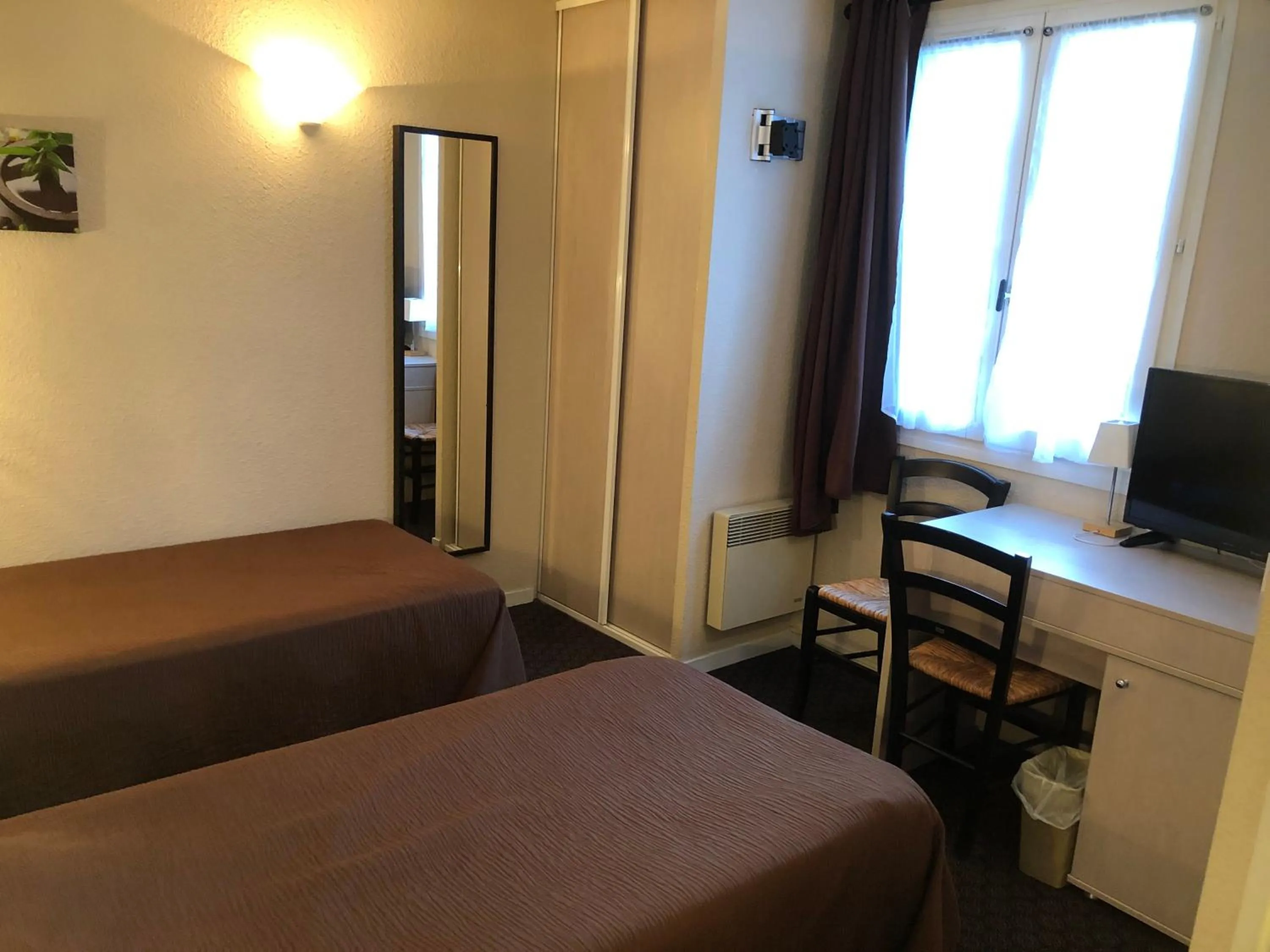 Photo of the whole room, Bed in Hôtel Restaurant Les Falaises