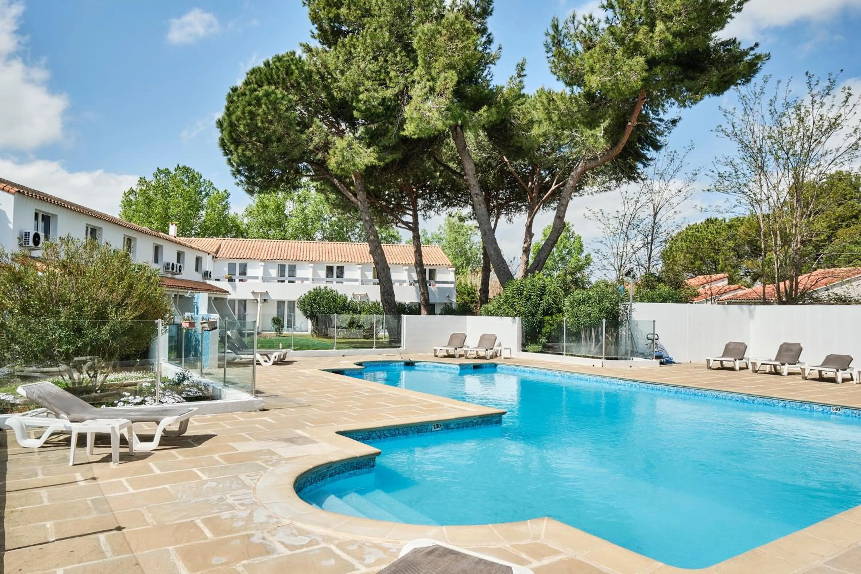 Artemia Aigues-Mortes - Hôtel avec piscine - Bornes électriques - Parking privé - Local vélo-moto