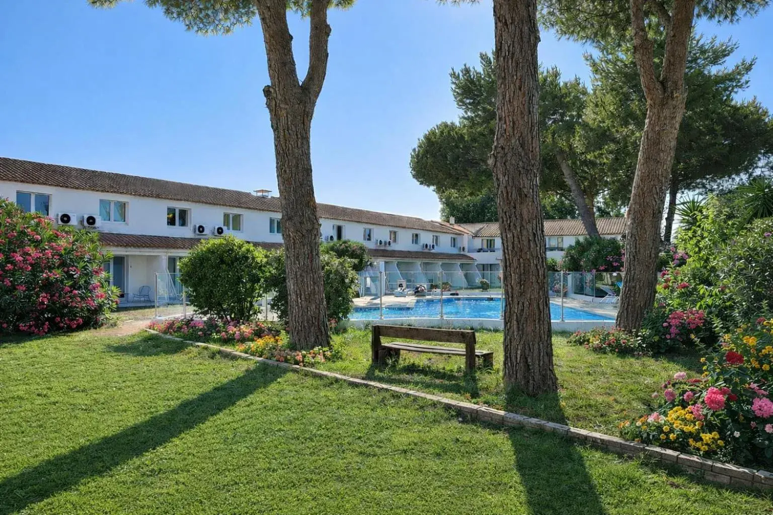 Artemia Aigues-Mortes - Hôtel avec piscine - Bornes électriques - Parking privé - Local vélo-moto Artemia Aigues-Mortes - Hôtel avec piscine - Bornes électriques - Parking privé - Local vélo-moto