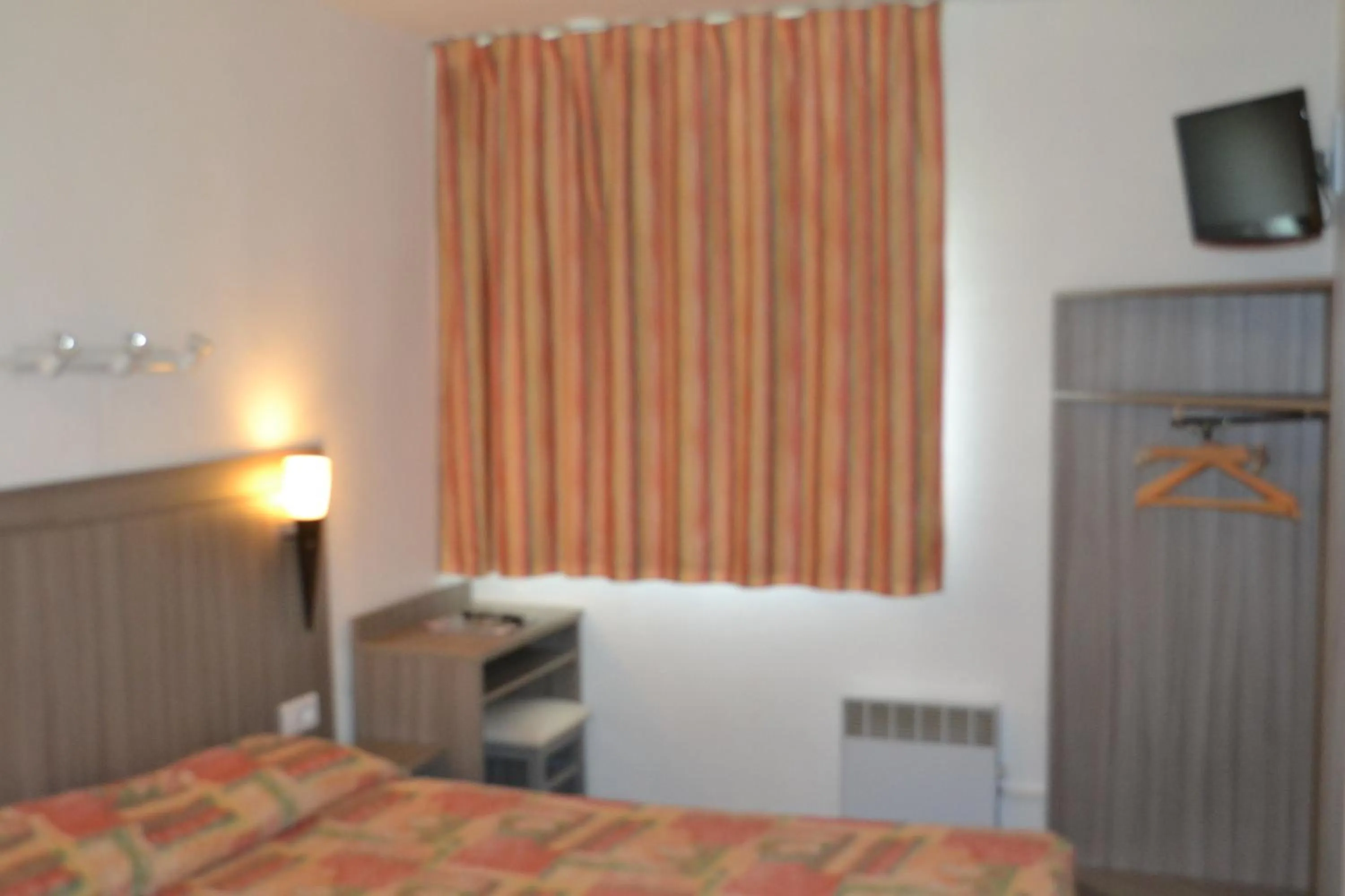 Photo of the whole room, Bed in Initial by Balladins Béthune