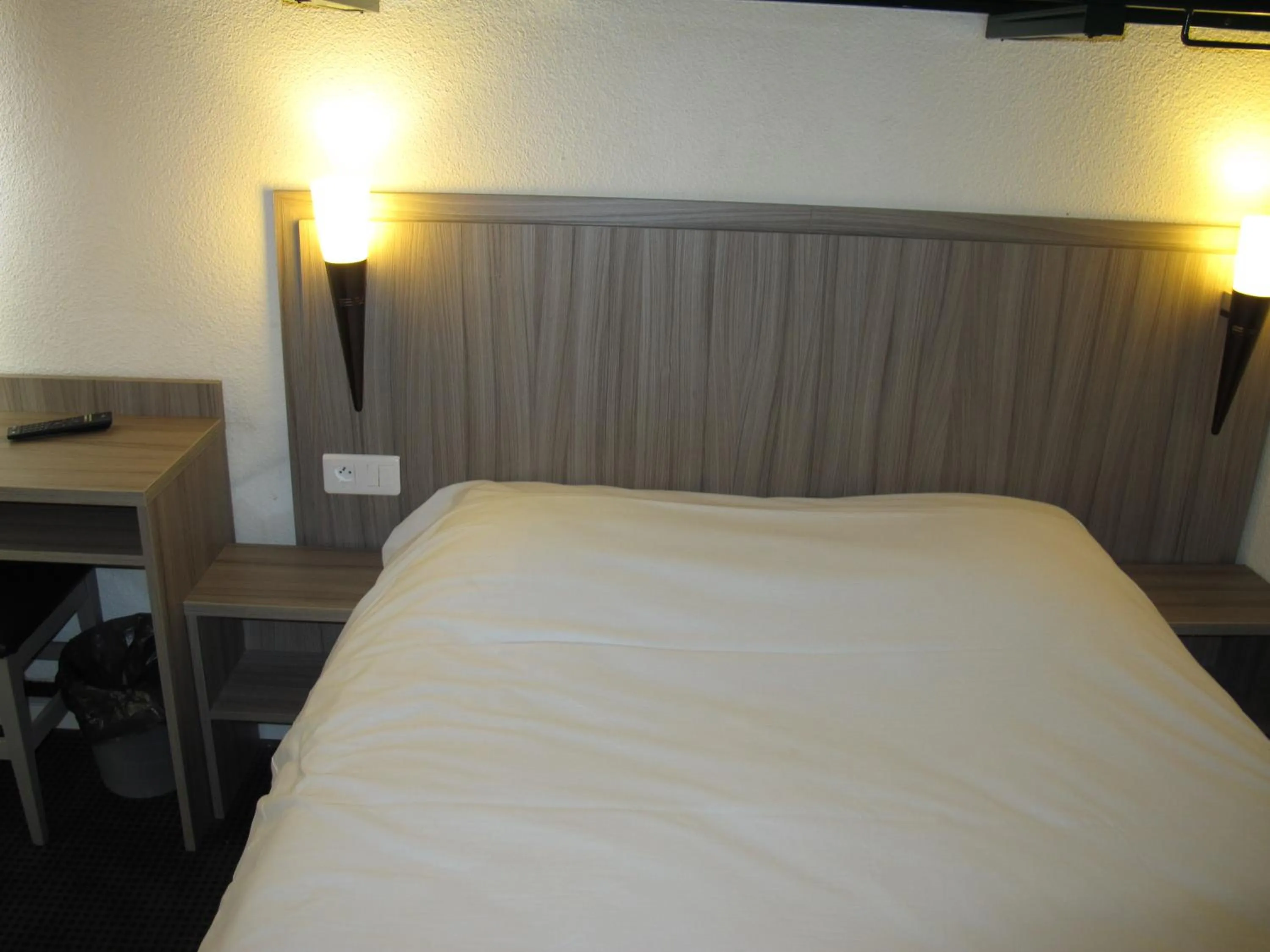 Bed in Initial by Balladins Béthune