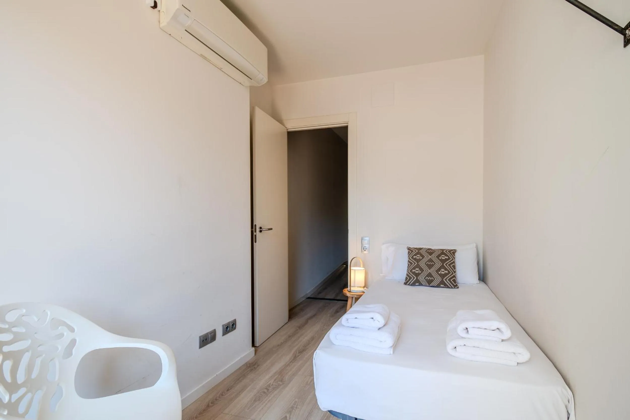 Bedroom, Bed in Flateli- Plaça Catalunya 2-1