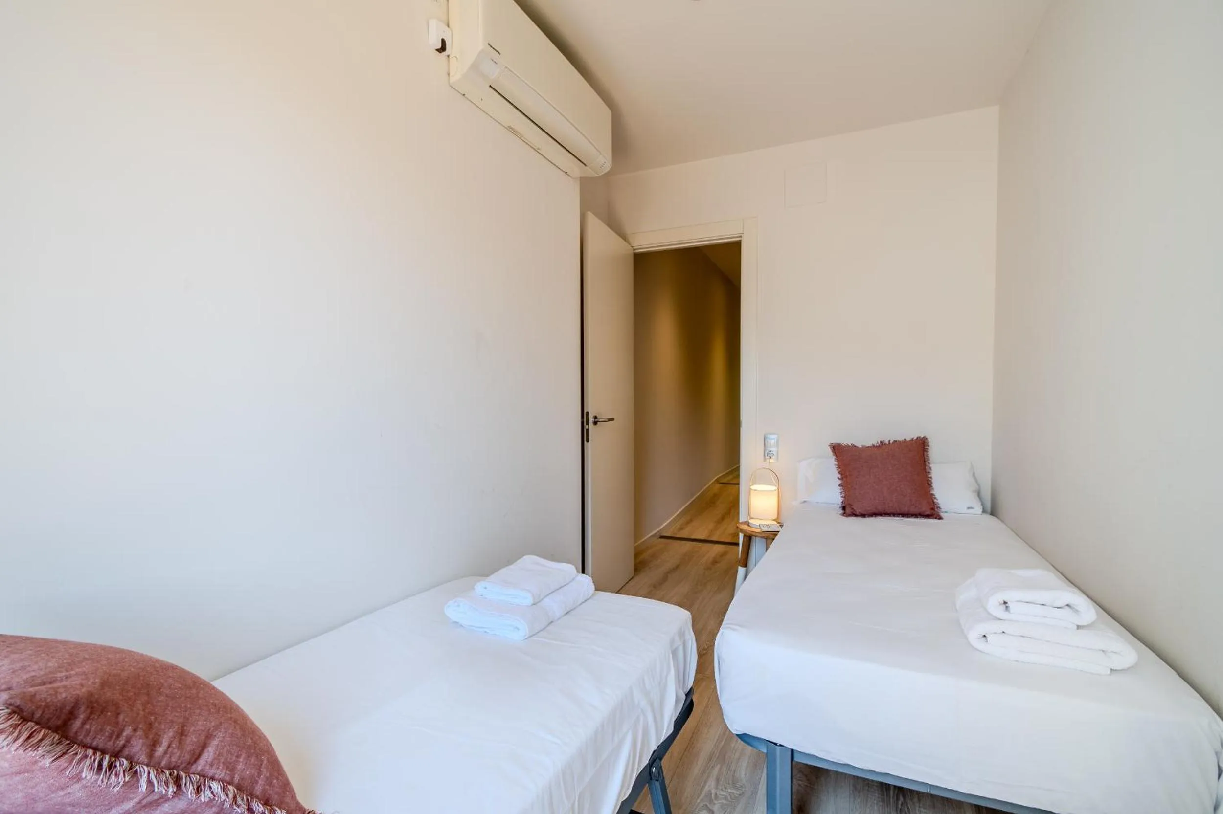 Bedroom, Bed in Flateli- Plaça Catalunya 2-1