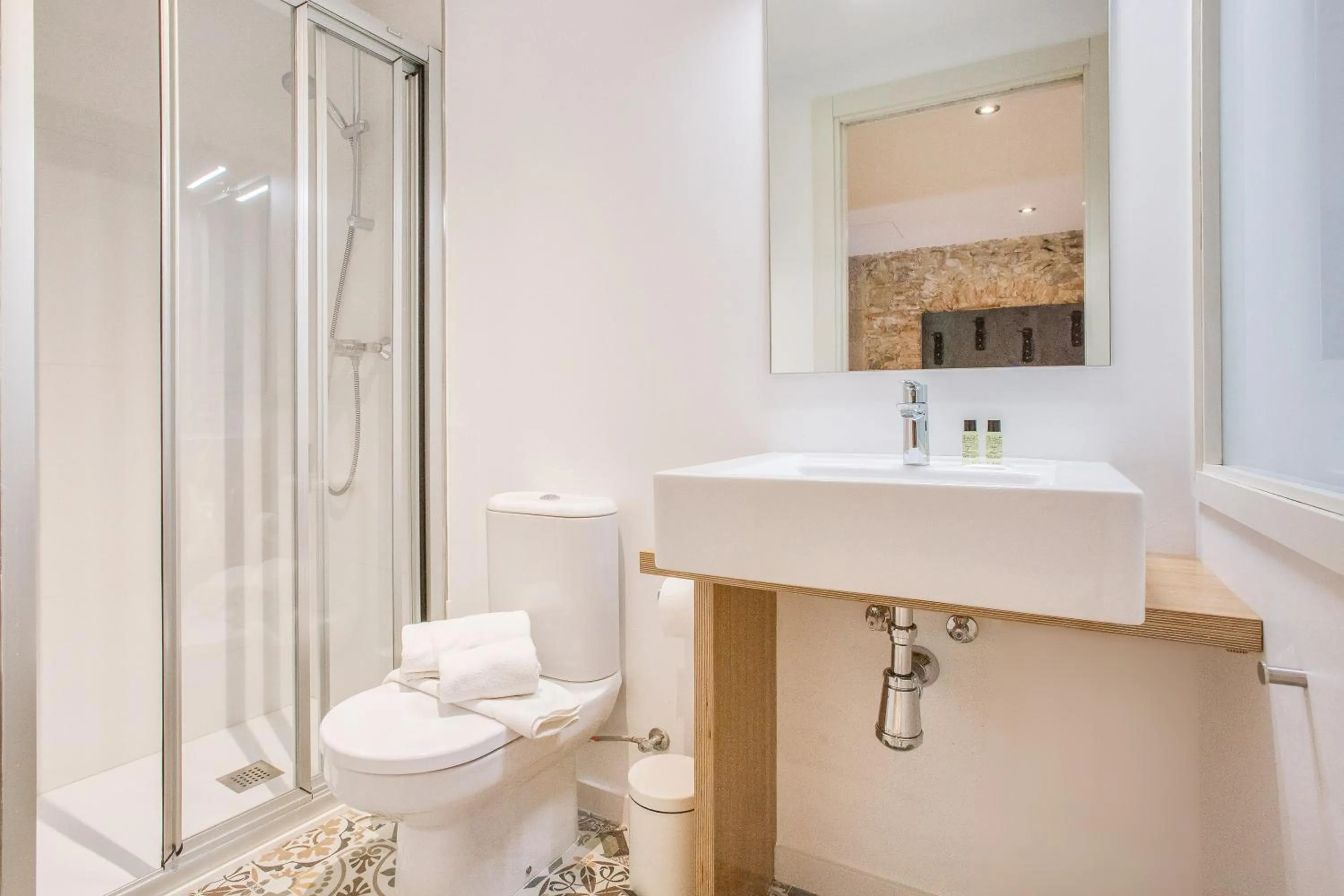 Shower in Flateli -Plaça Catalunya 3-2