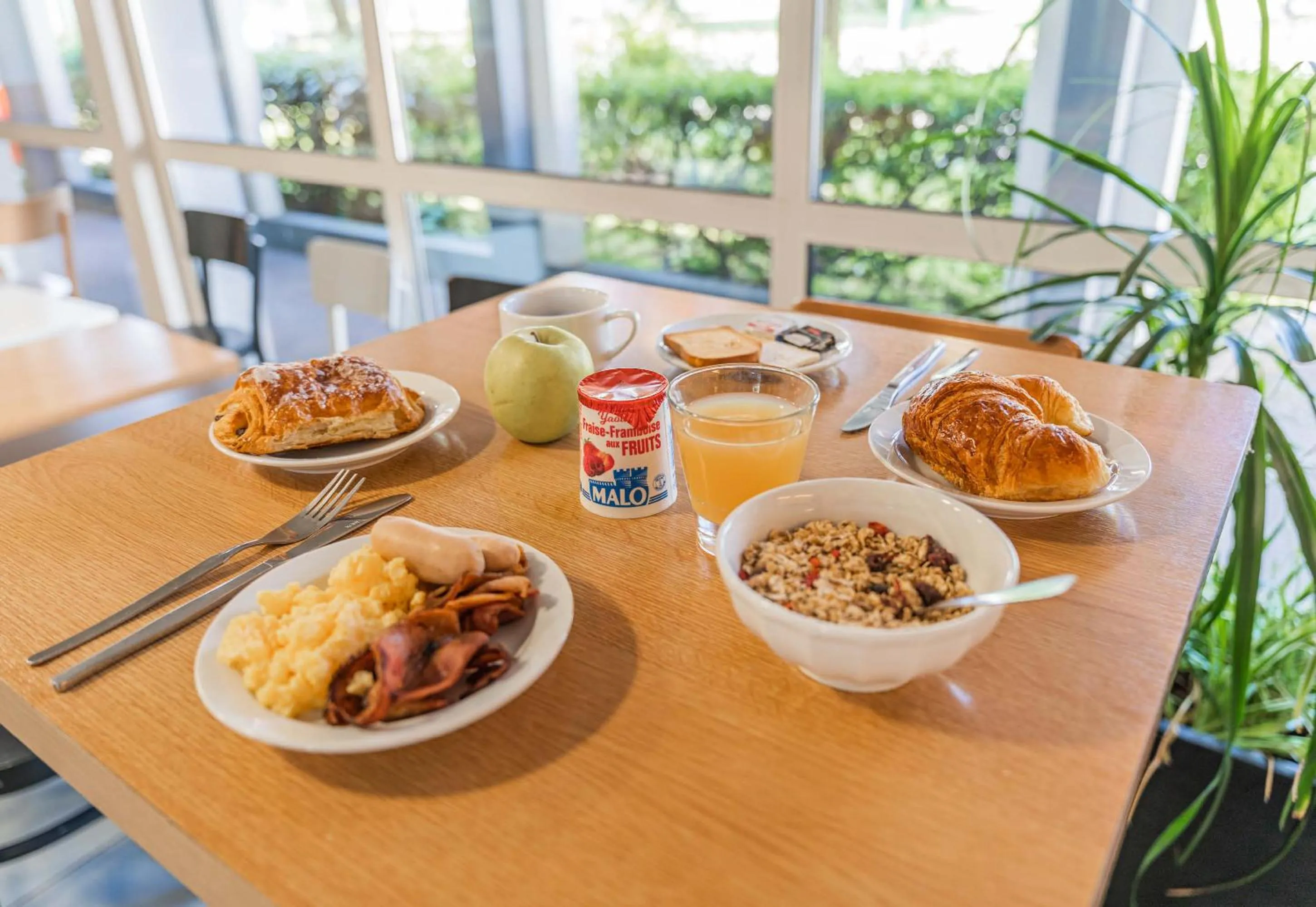Breakfast in B&B HOTEL Strasbourg Sud Geispolsheim