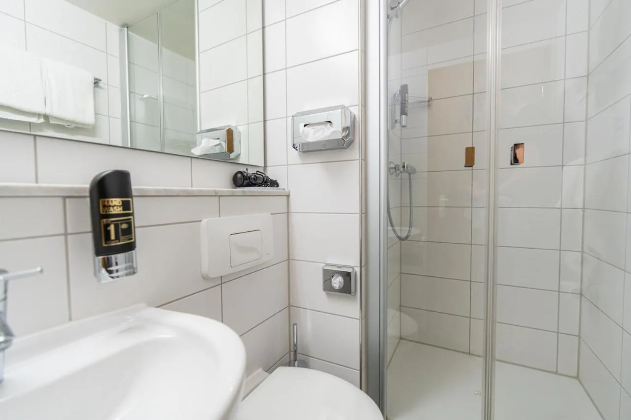 Bathroom in Hotel am Römerplatz