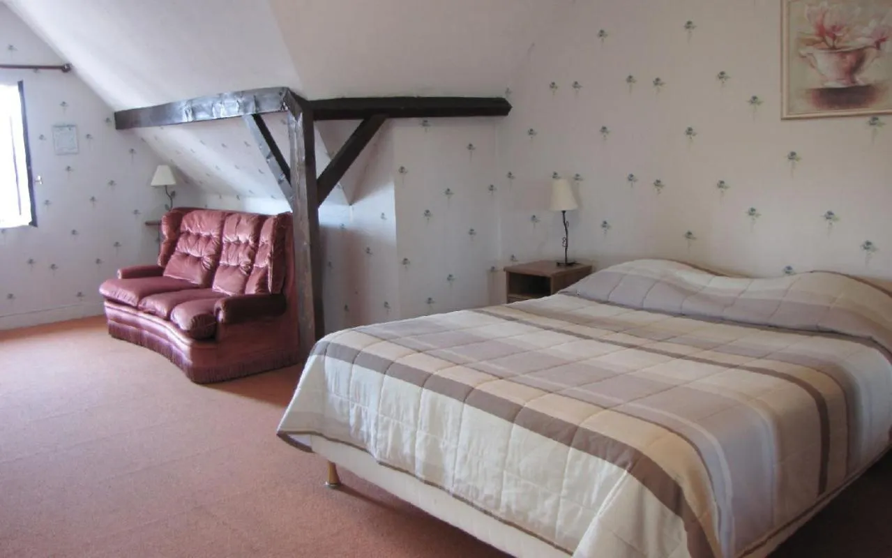 Bed in Logis hôtel & Restaurant - Auberge de la Forêt