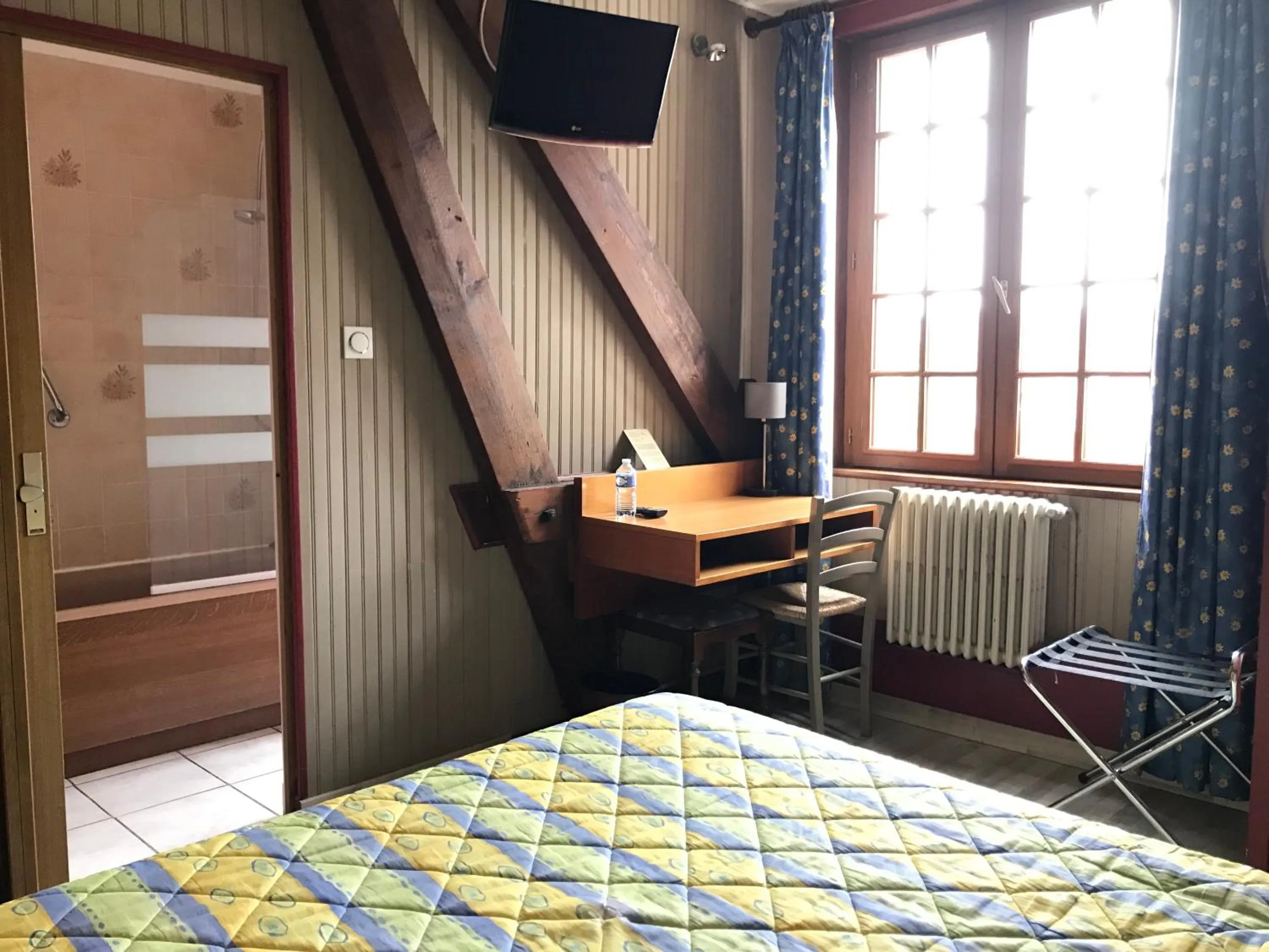 Bed in Logis hôtel & Restaurant - Auberge de la Forêt