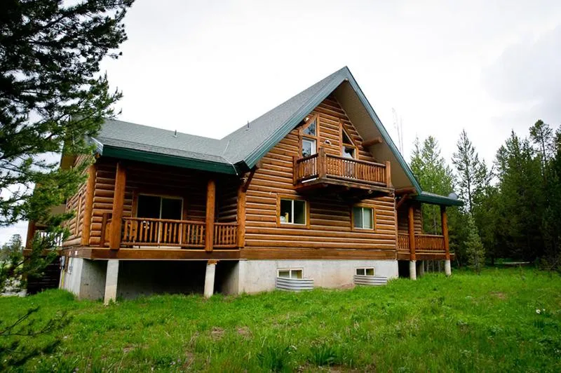 Facade/entrance in The Hideaway Lodge