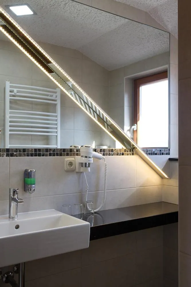 Bathroom in Landhotel Zur Grünen Kutte