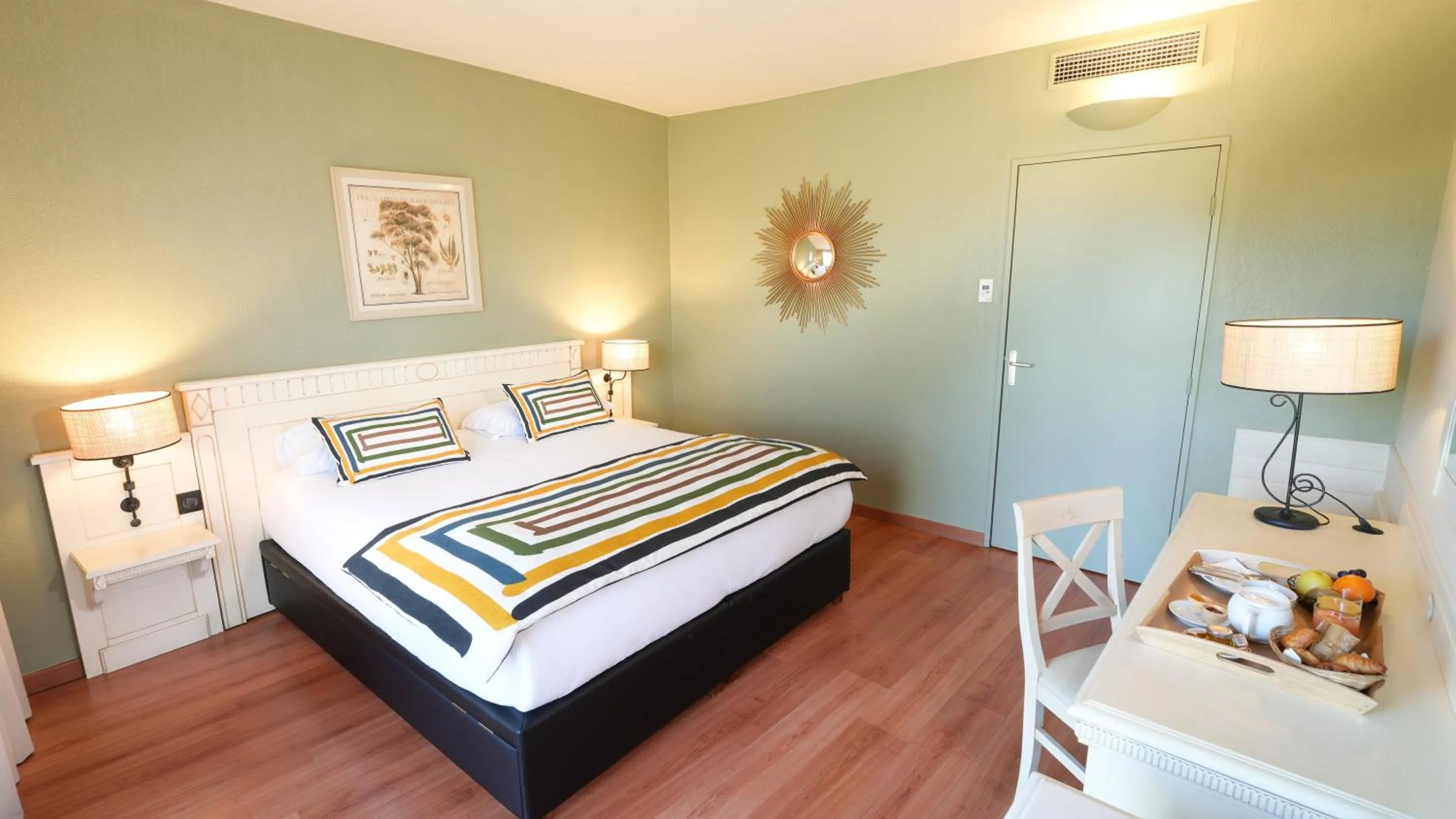 Photo of the whole room, Bed in Hôtel Mount Venturi - Aix-En-Provence Sainte-Victoire - Bar & Restaurant & Padel