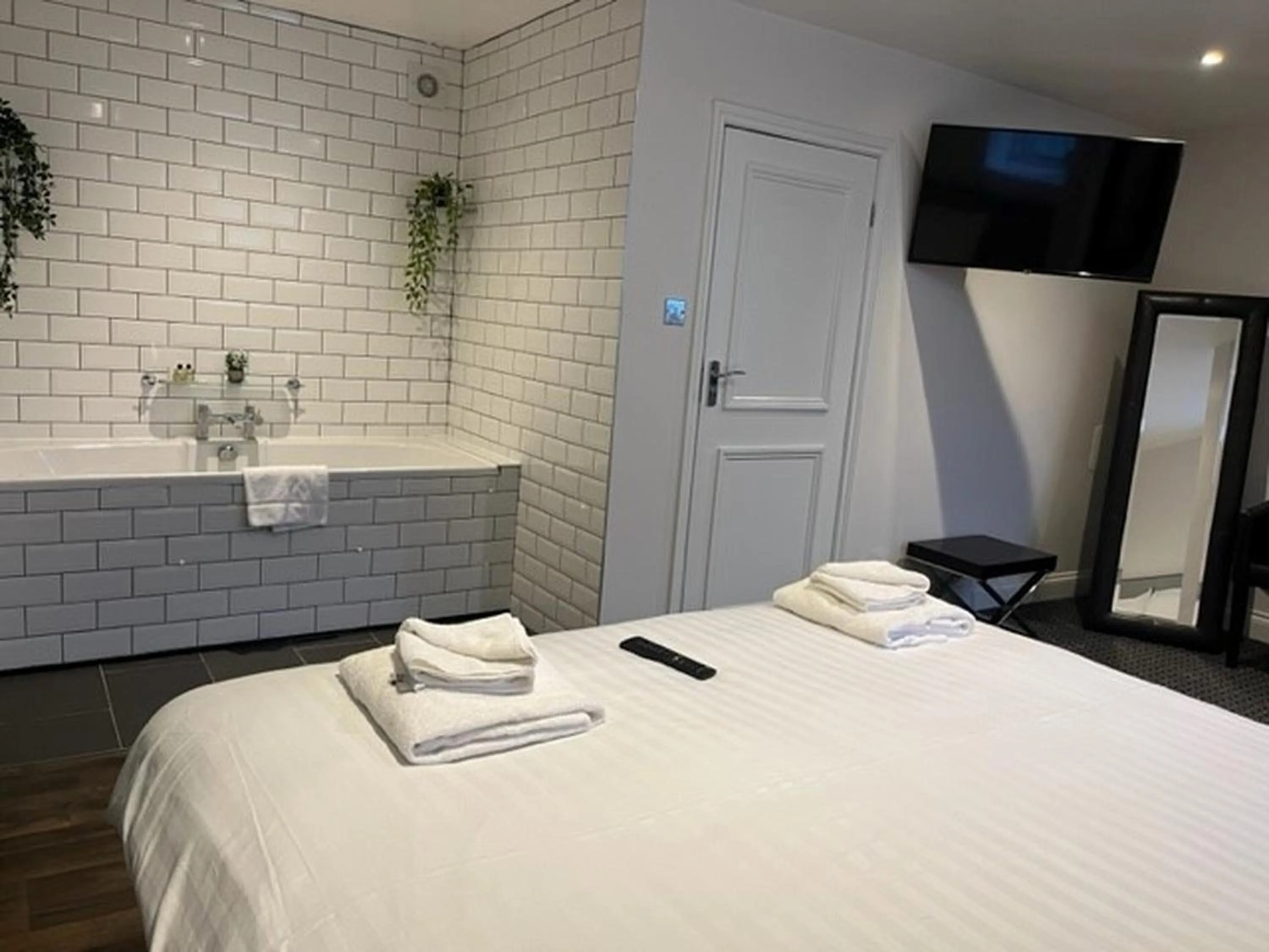 Bath, Bed in The Riverside House Hotel