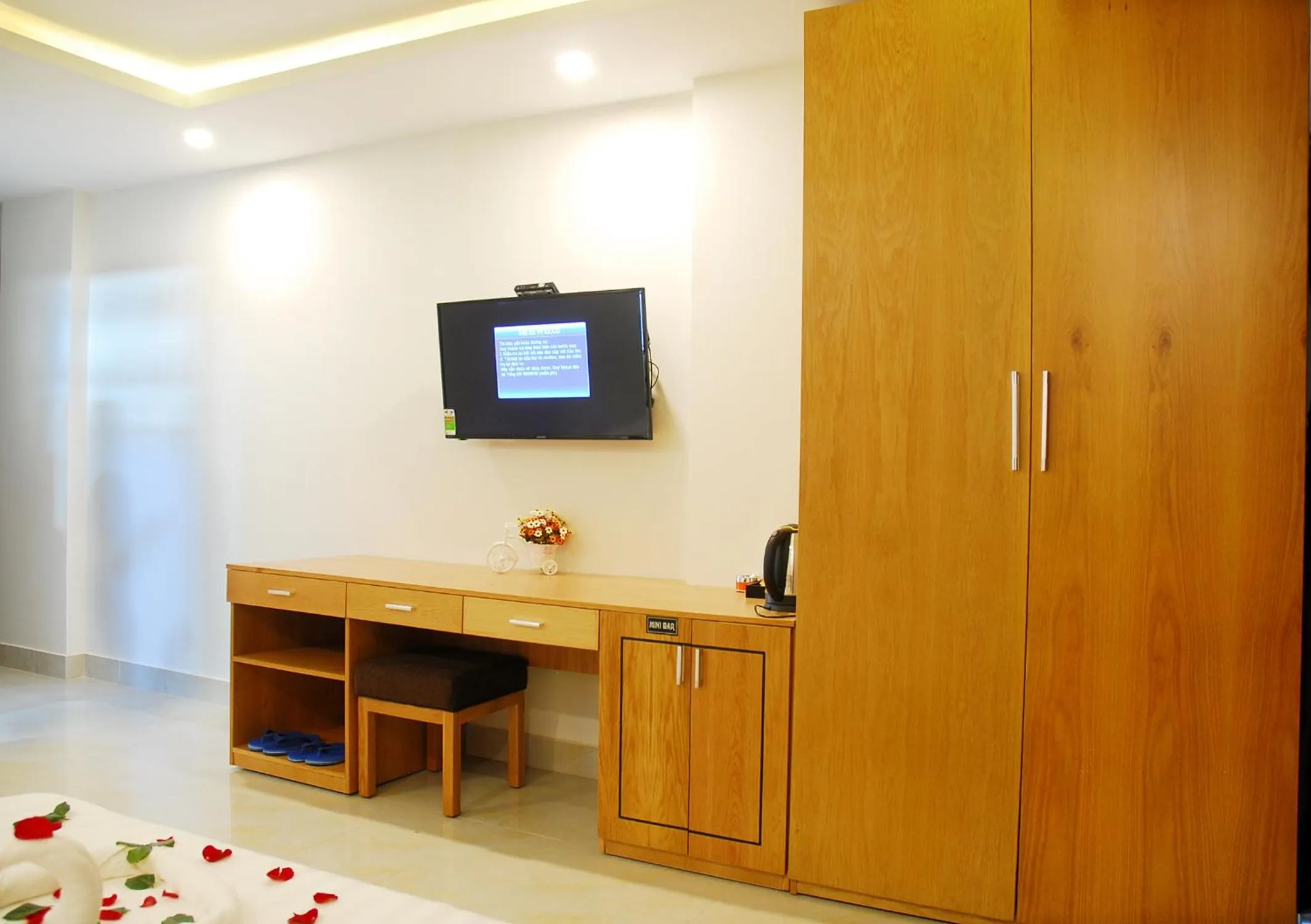 Communal lounge/ TV room, Bed in Trang Ngan Hotel by THG