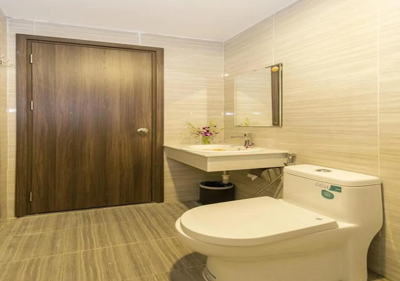 Toilet in Trang Ngan Hotel by THG