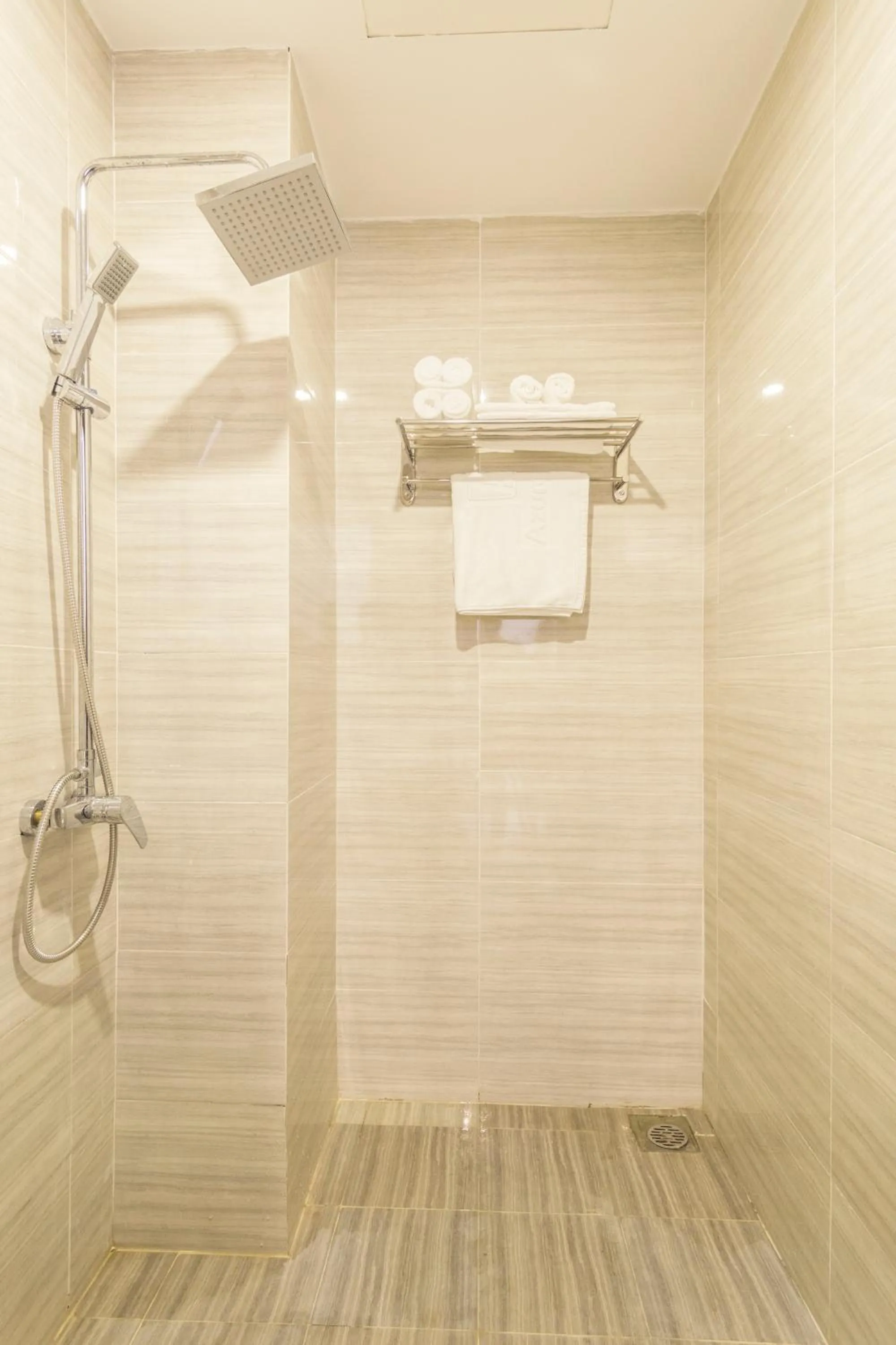 Shower in Trang Ngan Hotel by THG