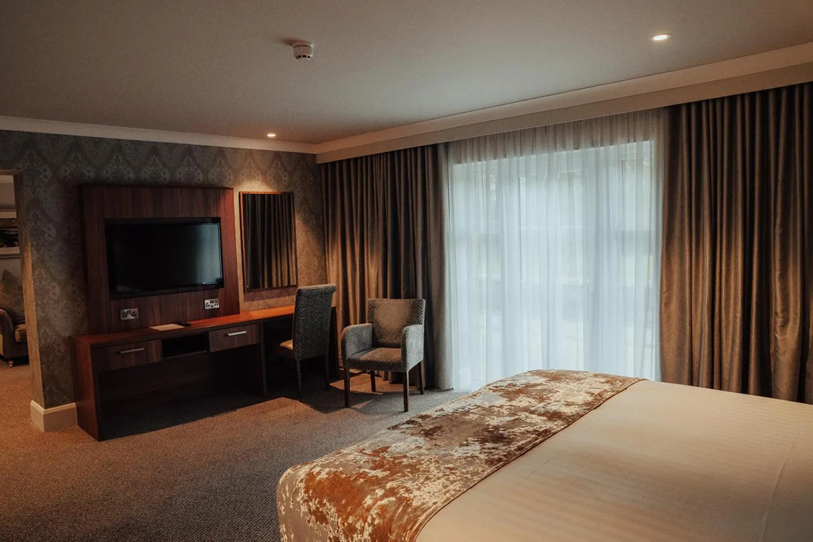 TV and multimedia, Bed in Dunadry Hotel And Gardens