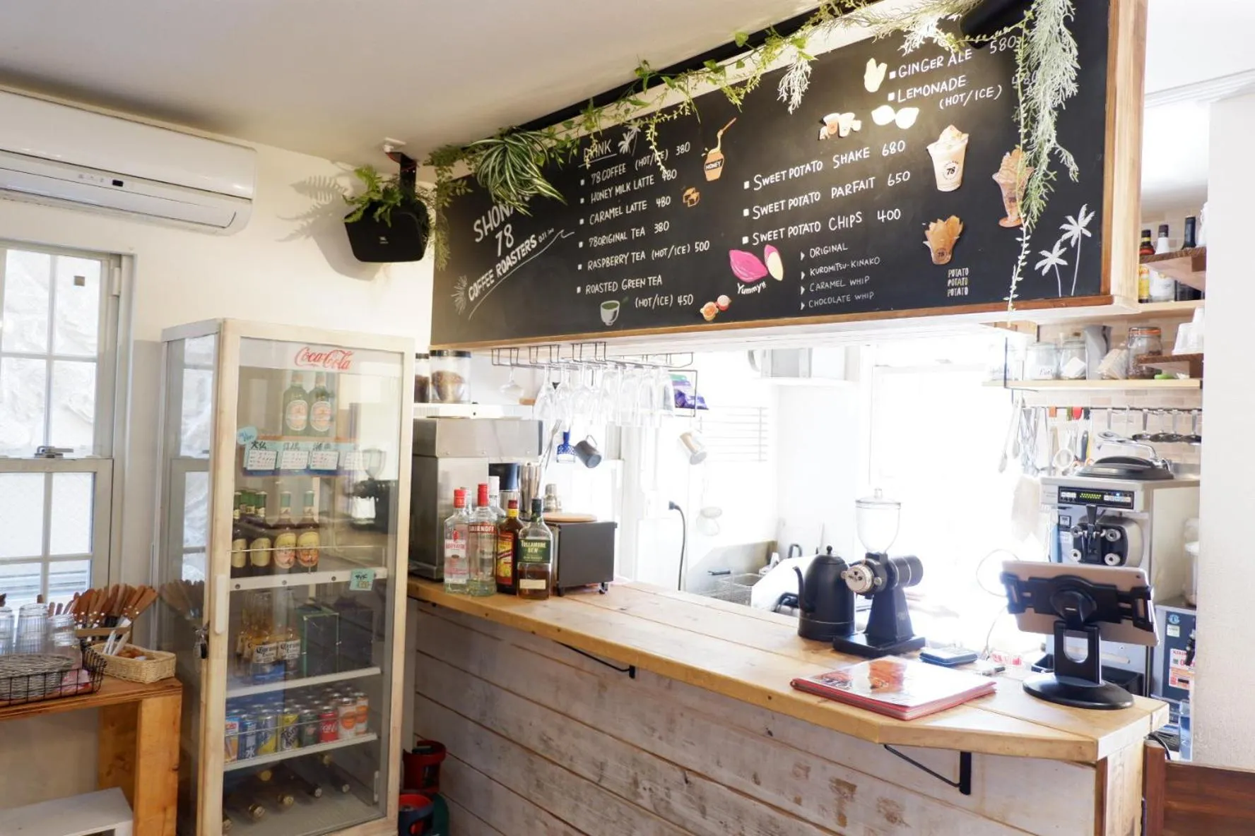 On-site shops in IZA Enoshima Guest House and Bar