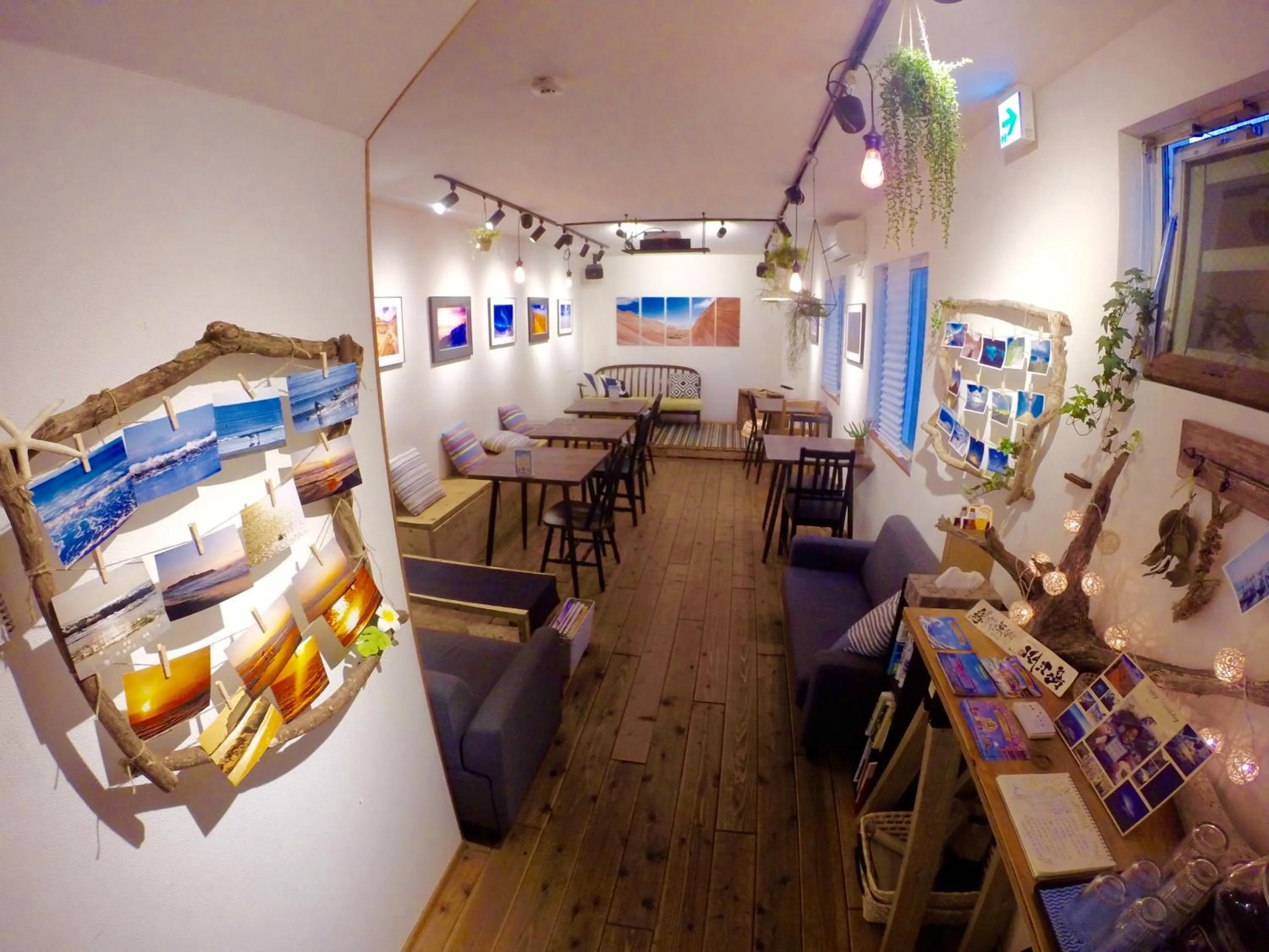 Communal lounge/ TV room in IZA Enoshima Guest House and Bar