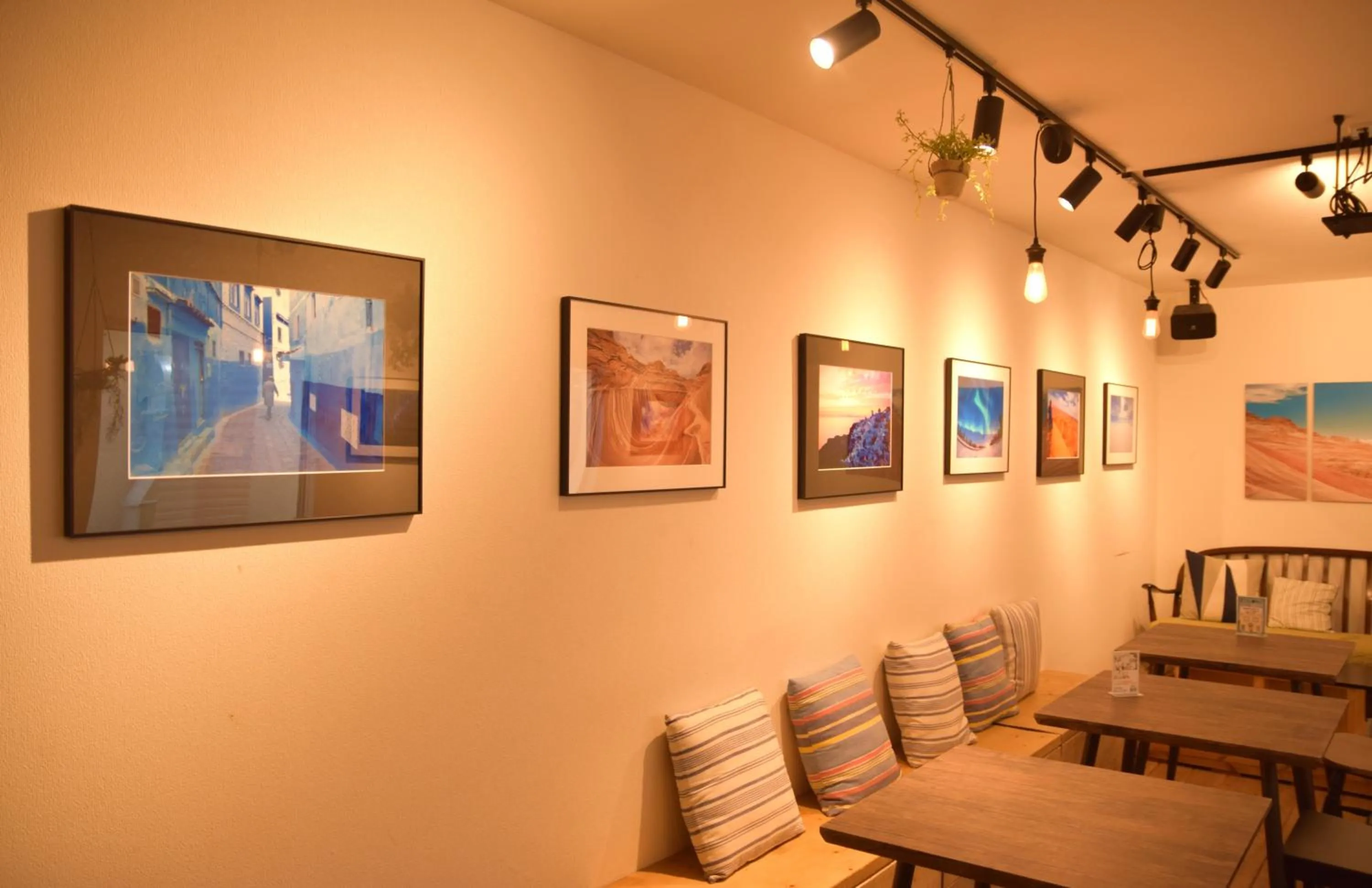 Communal lounge/ TV room in IZA Enoshima Guest House and Bar