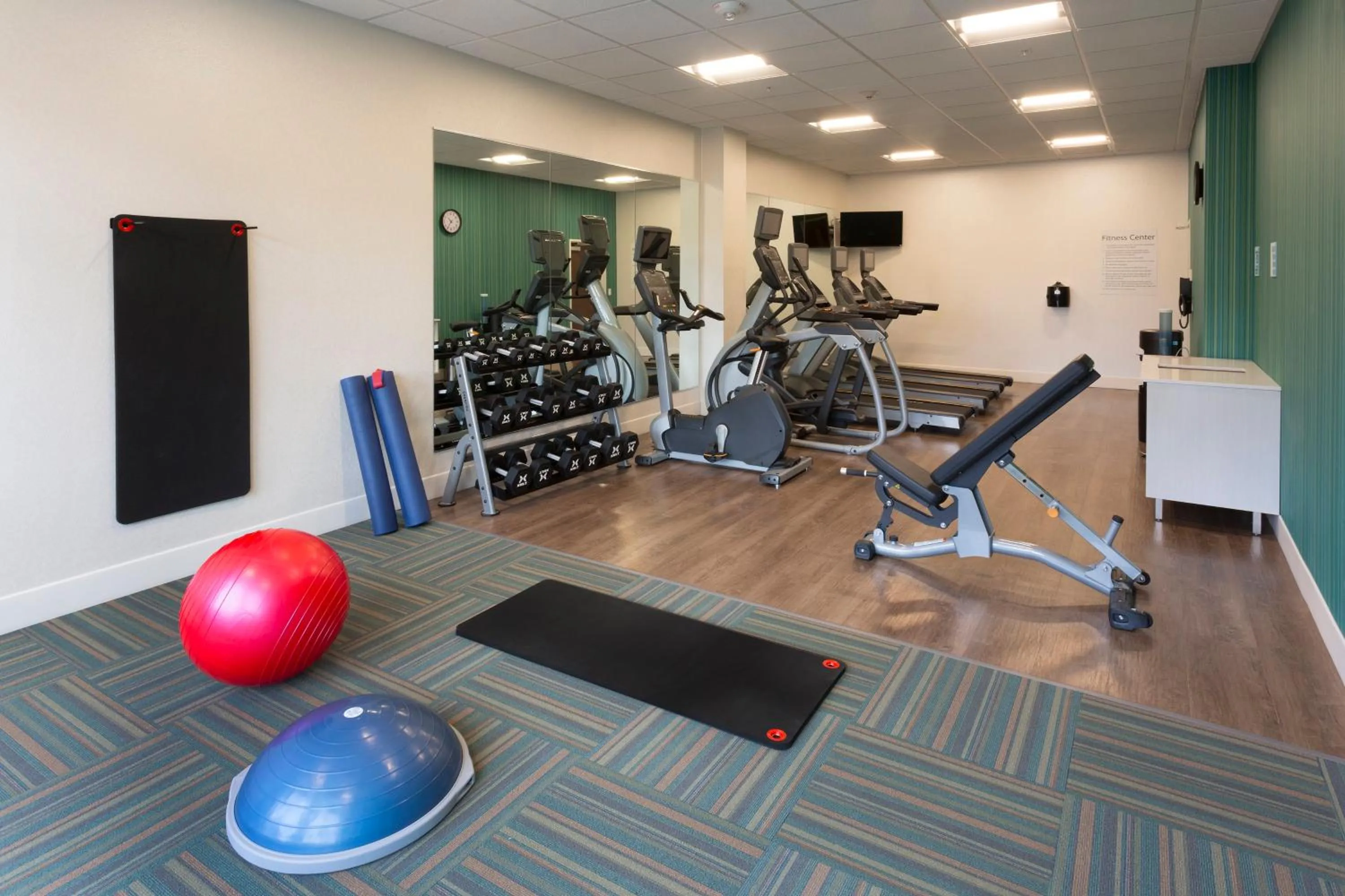 Fitness centre/facilities in Holiday Inn Express & Suites - Seattle South - Tukwila by IHG