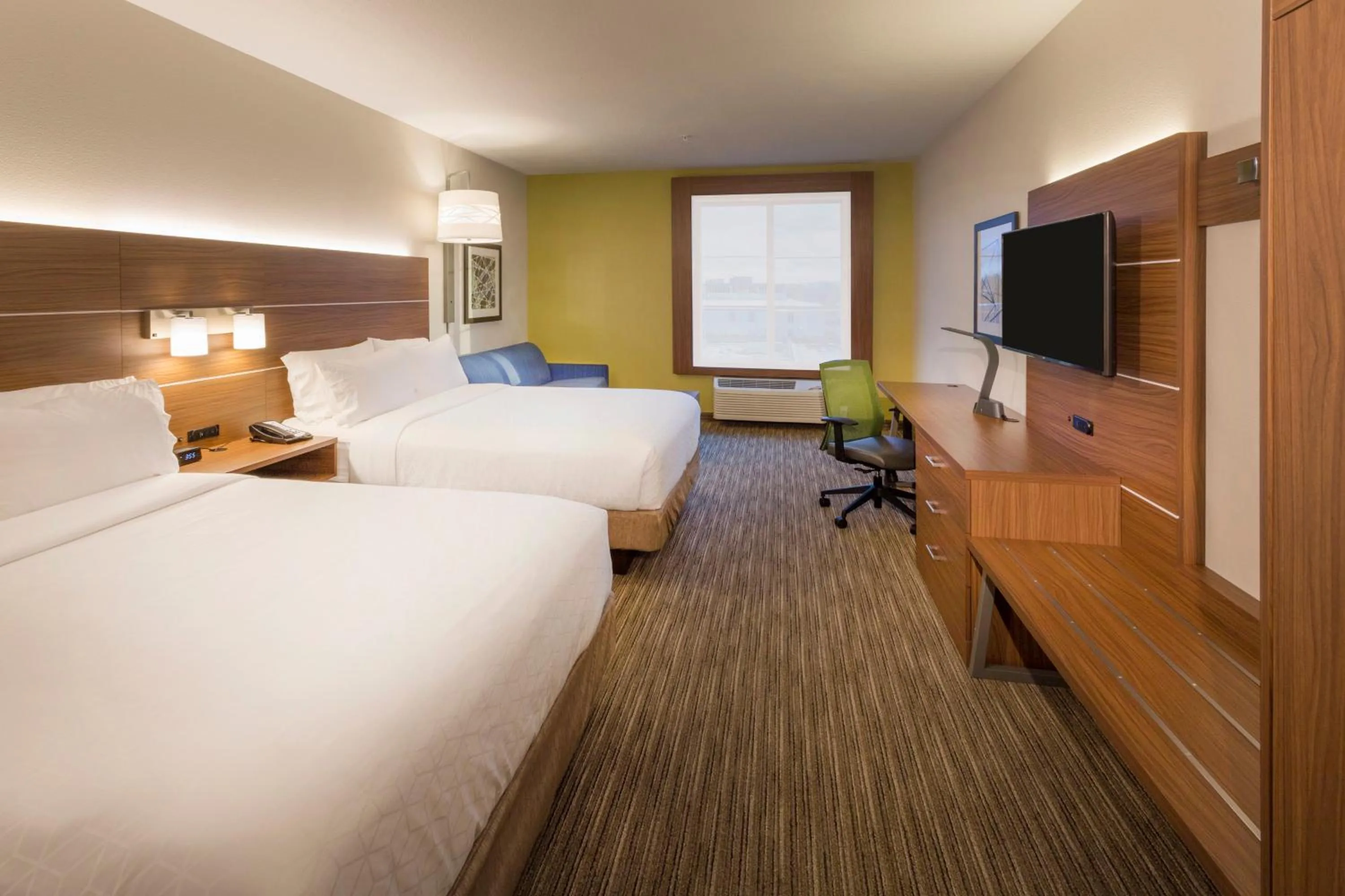 Photo of the whole room, Bed in Holiday Inn Express & Suites - Seattle South - Tukwila by IHG