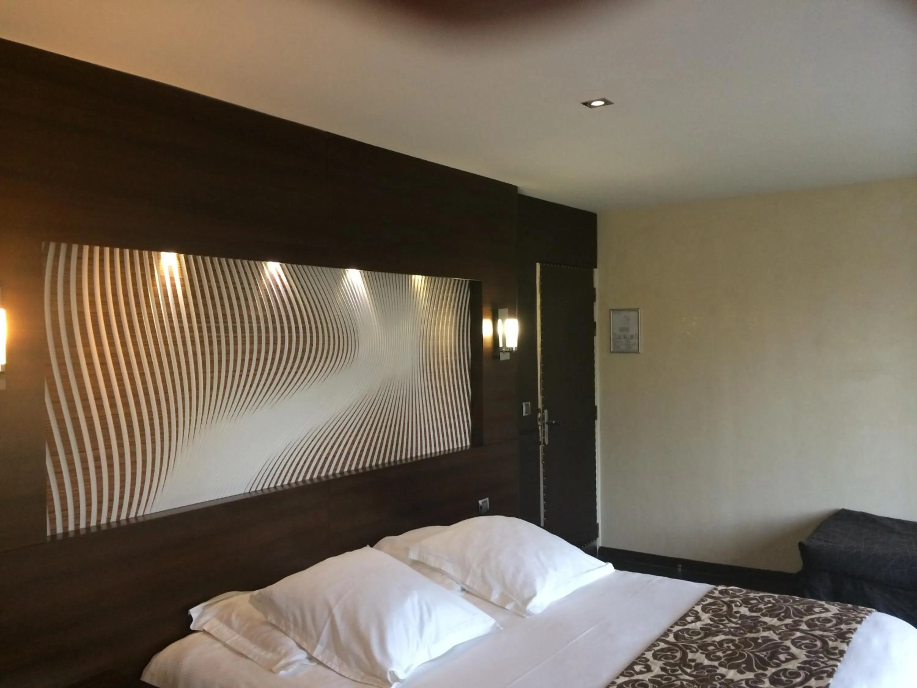 Bedroom, Bed in Hôtel Saint Alban