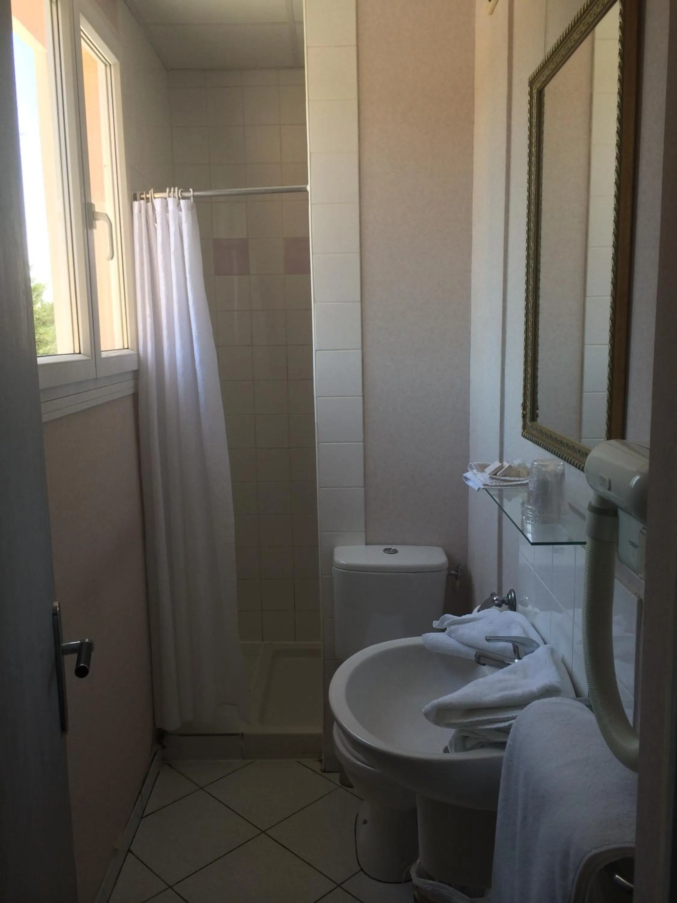 Shower in Hôtel Saint Alban