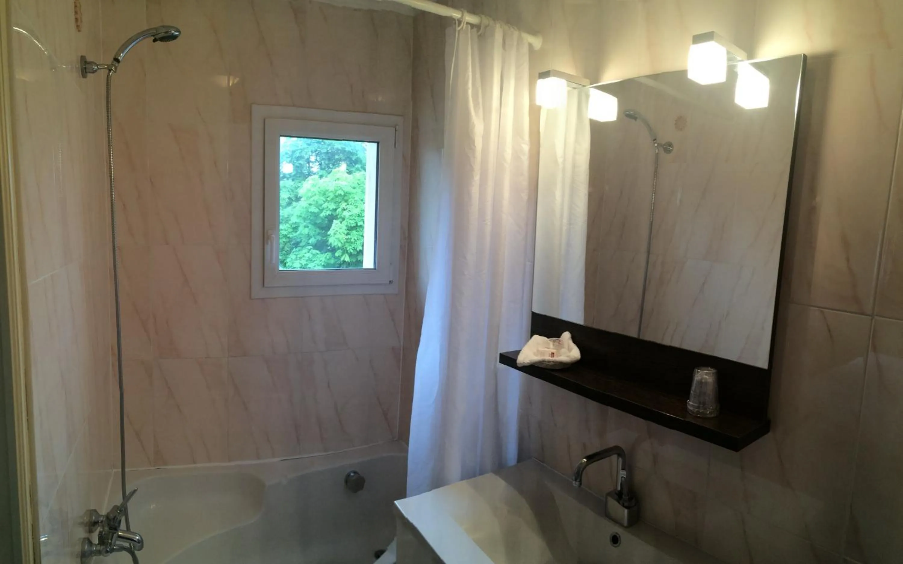 Bathroom in Hôtel Saint Alban