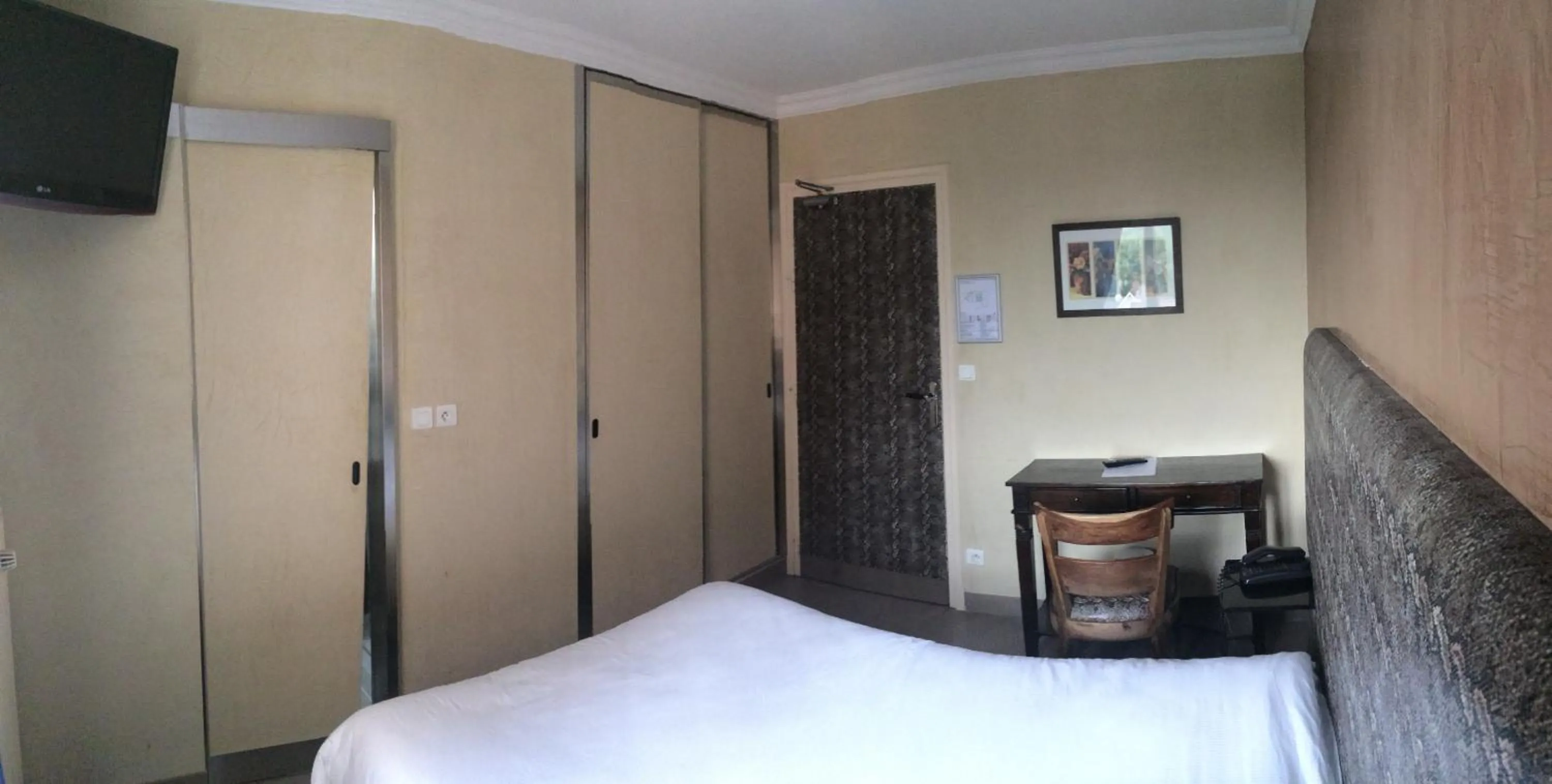 Bedroom, Bed in Hôtel Saint Alban