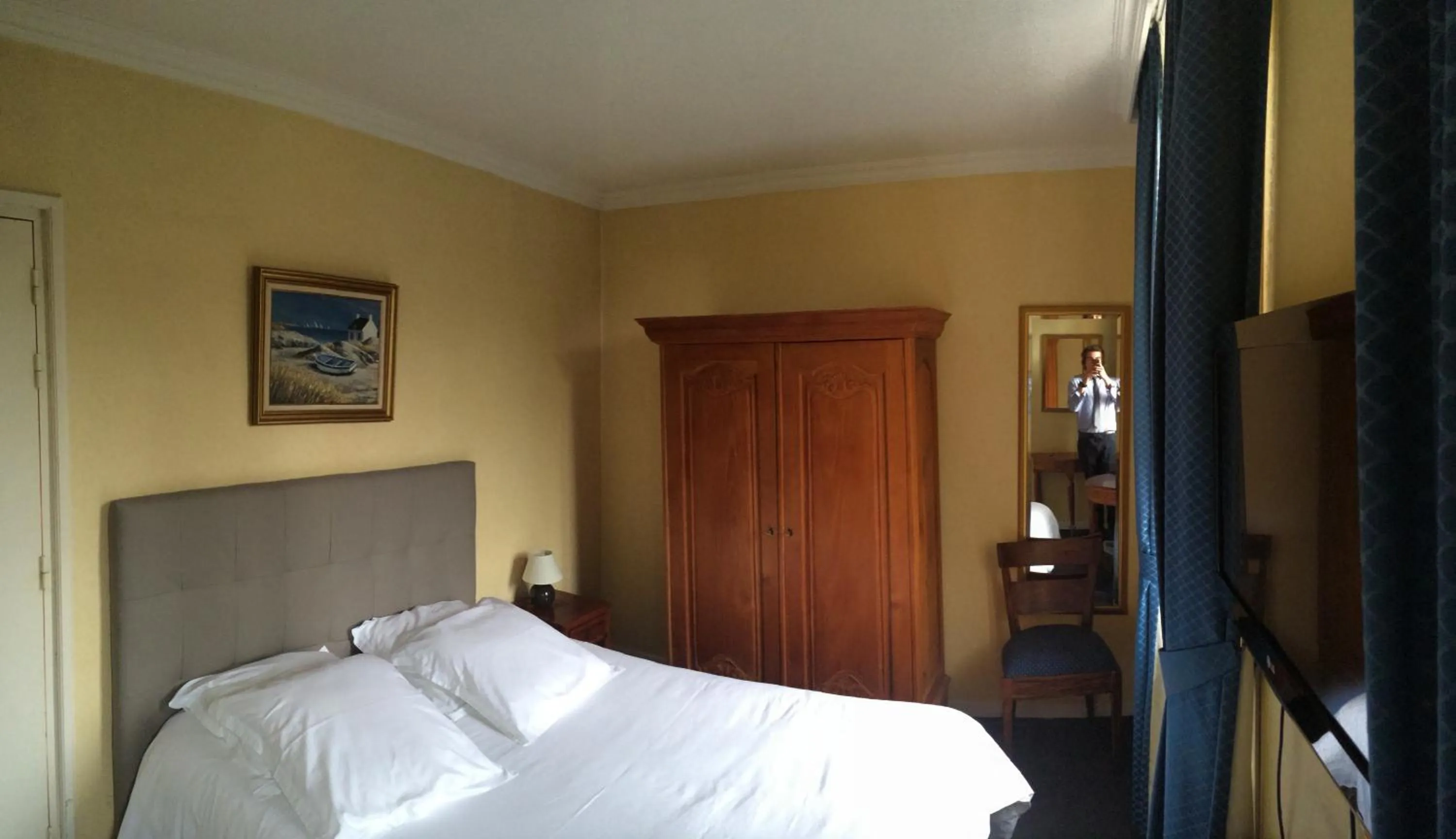 Bedroom, Bed in Hôtel Saint Alban