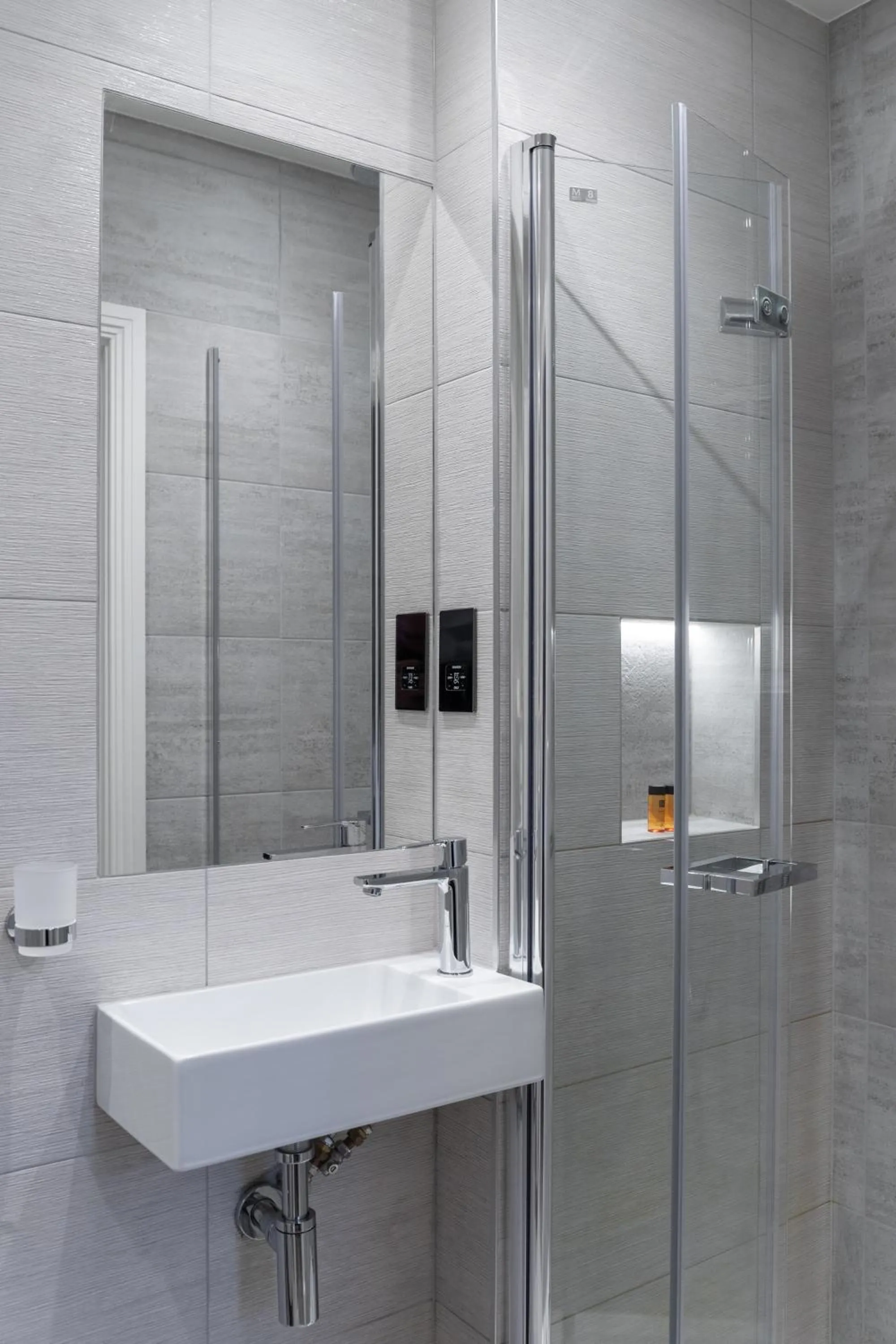 Bathroom in Mornington Victor Hotel London Belgravia