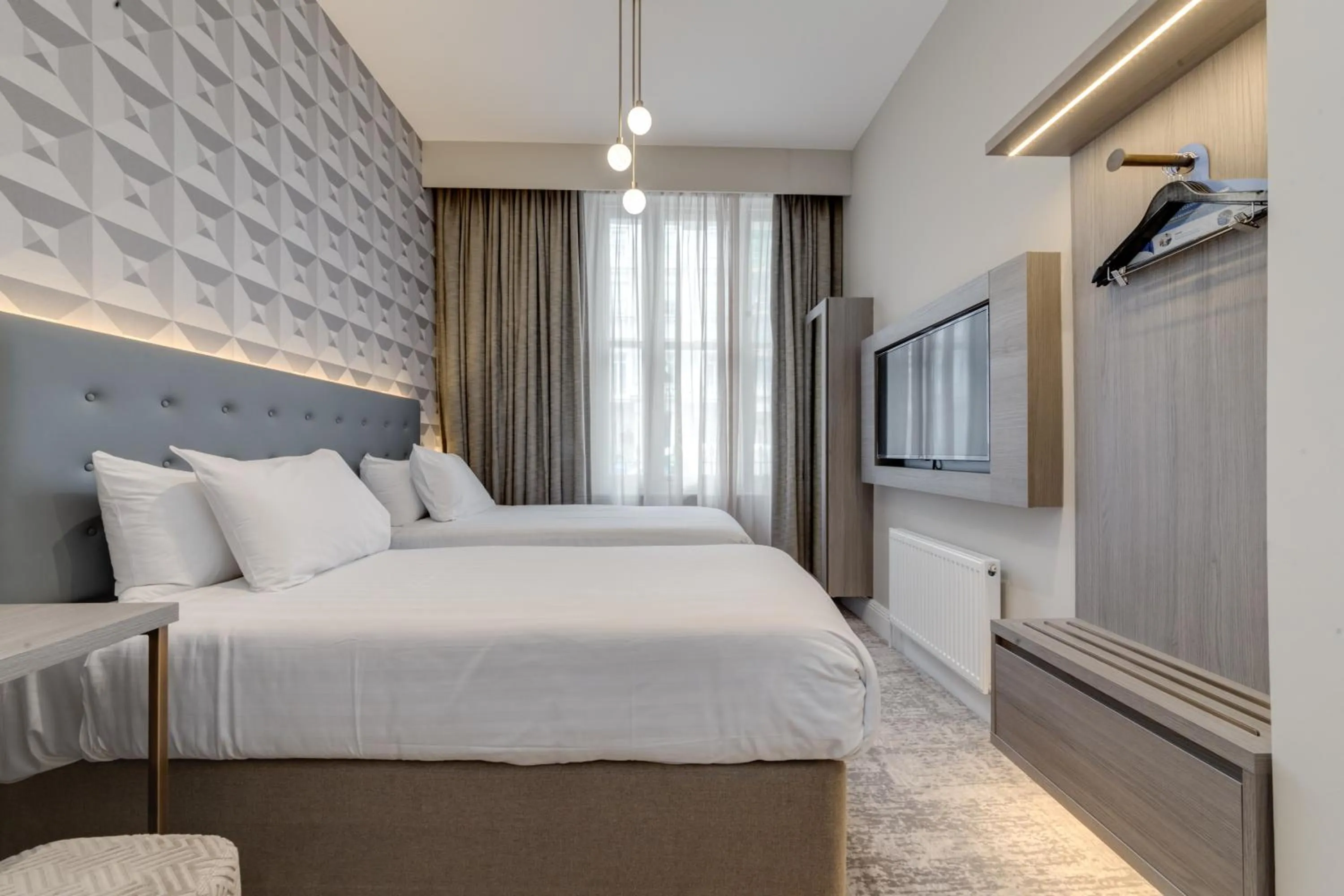 Bedroom, Bed in Mornington Victor Hotel London Belgravia