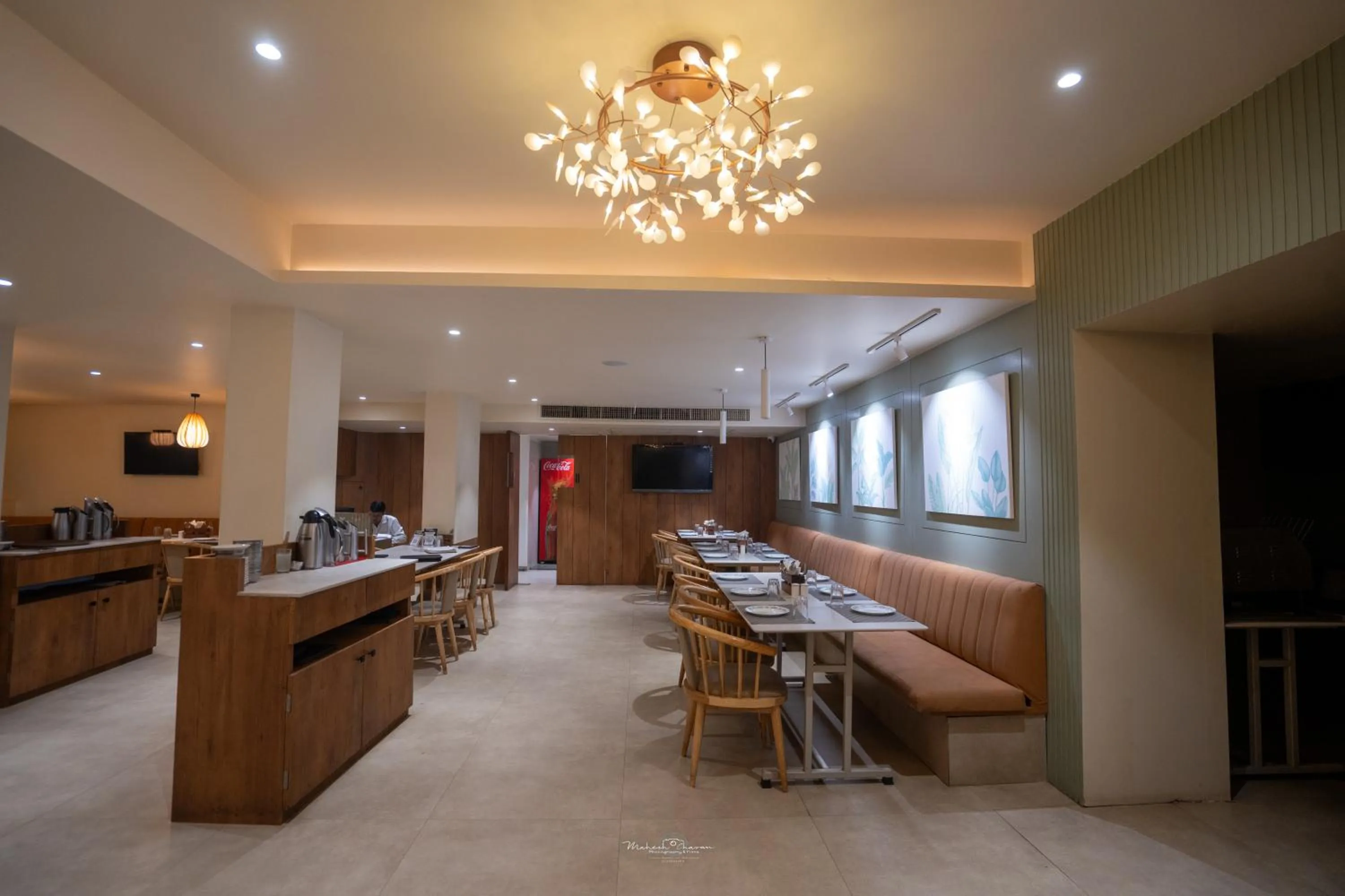 Restaurant/places to eat in Hotel Vrishali Executive