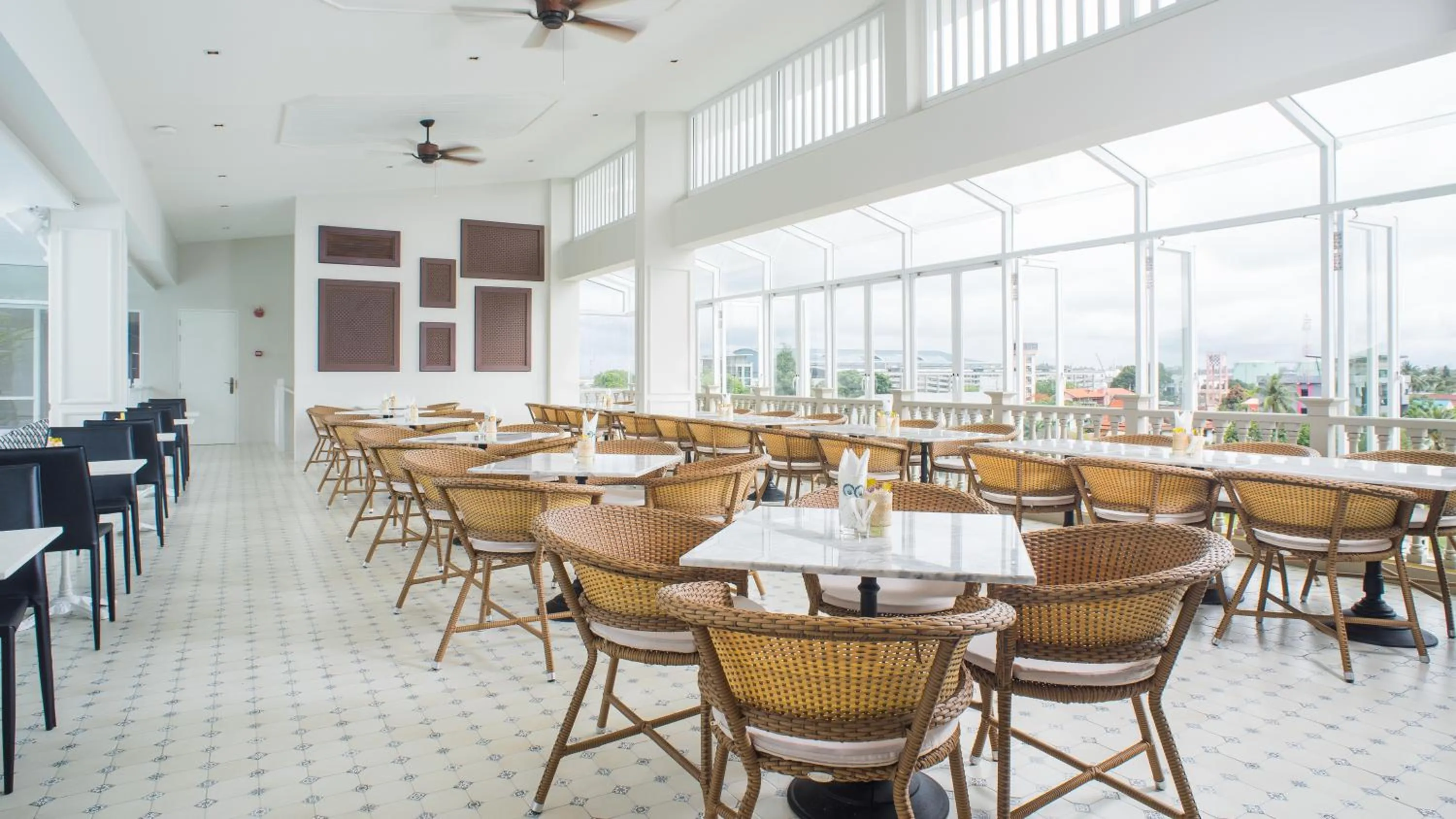 Restaurant/places to eat in Panphuree Residence - SHA Extra Plus