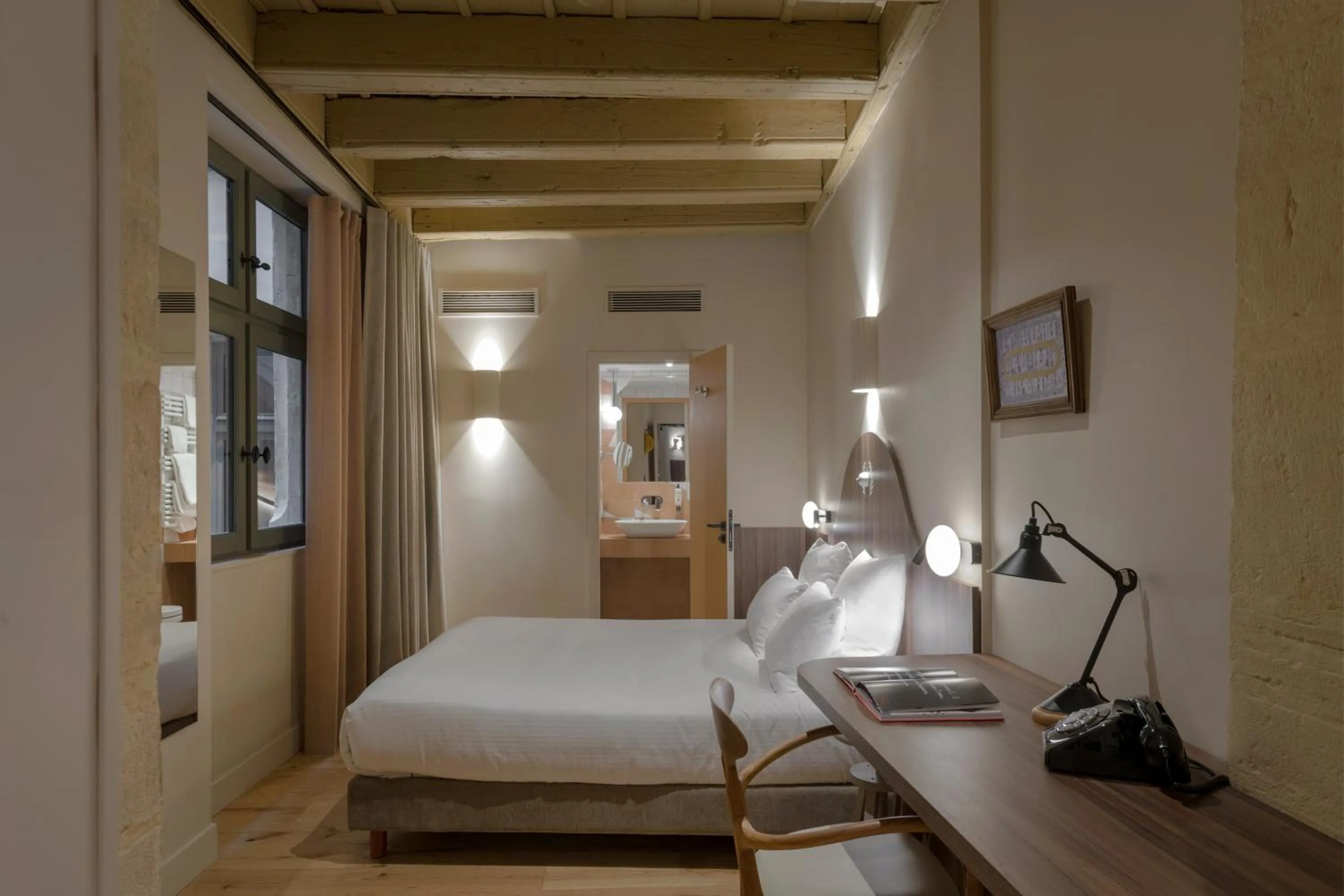 Bed in Académie Hôtel Lyon