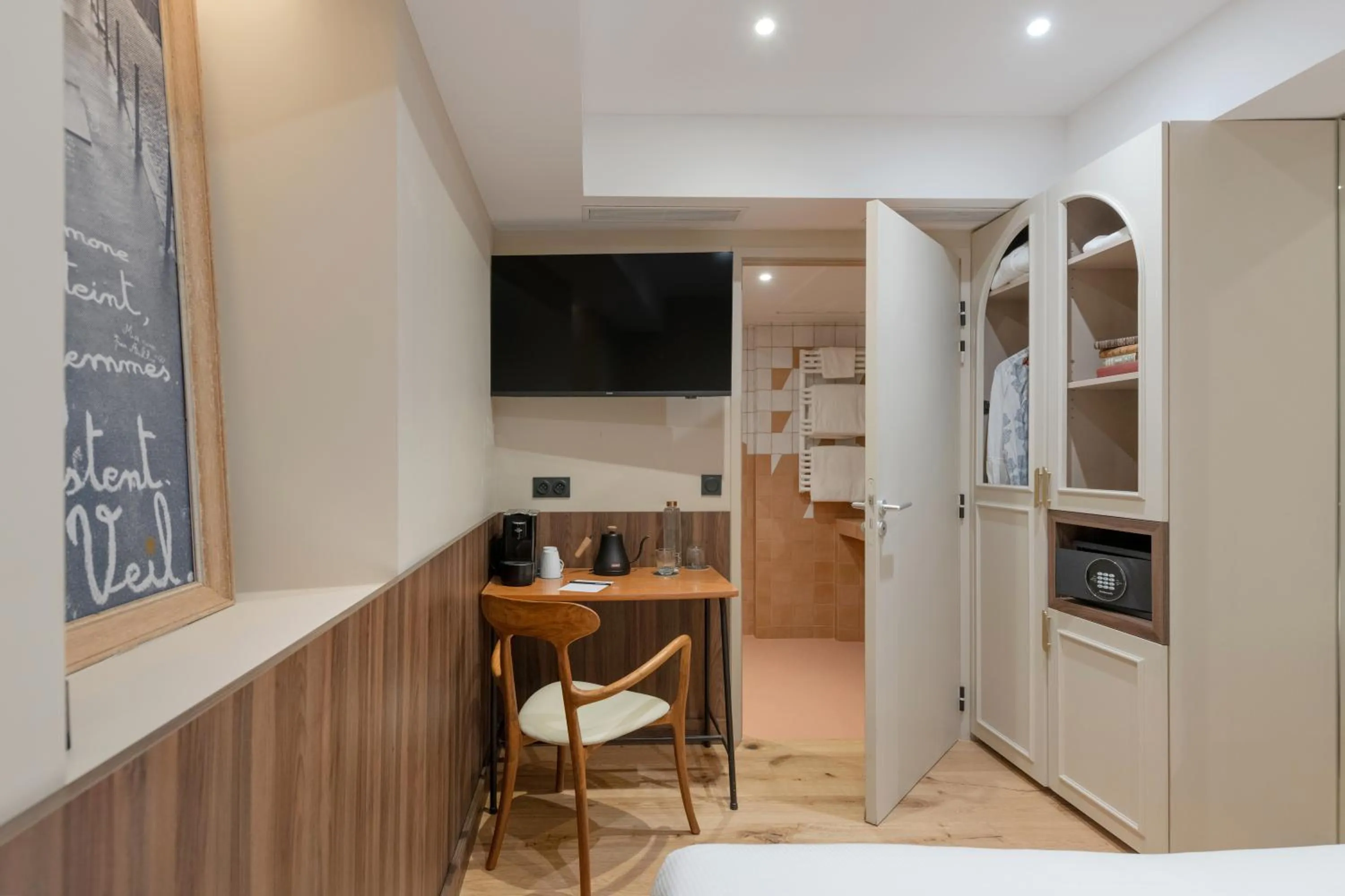 TV and multimedia in Académie Hôtel Lyon