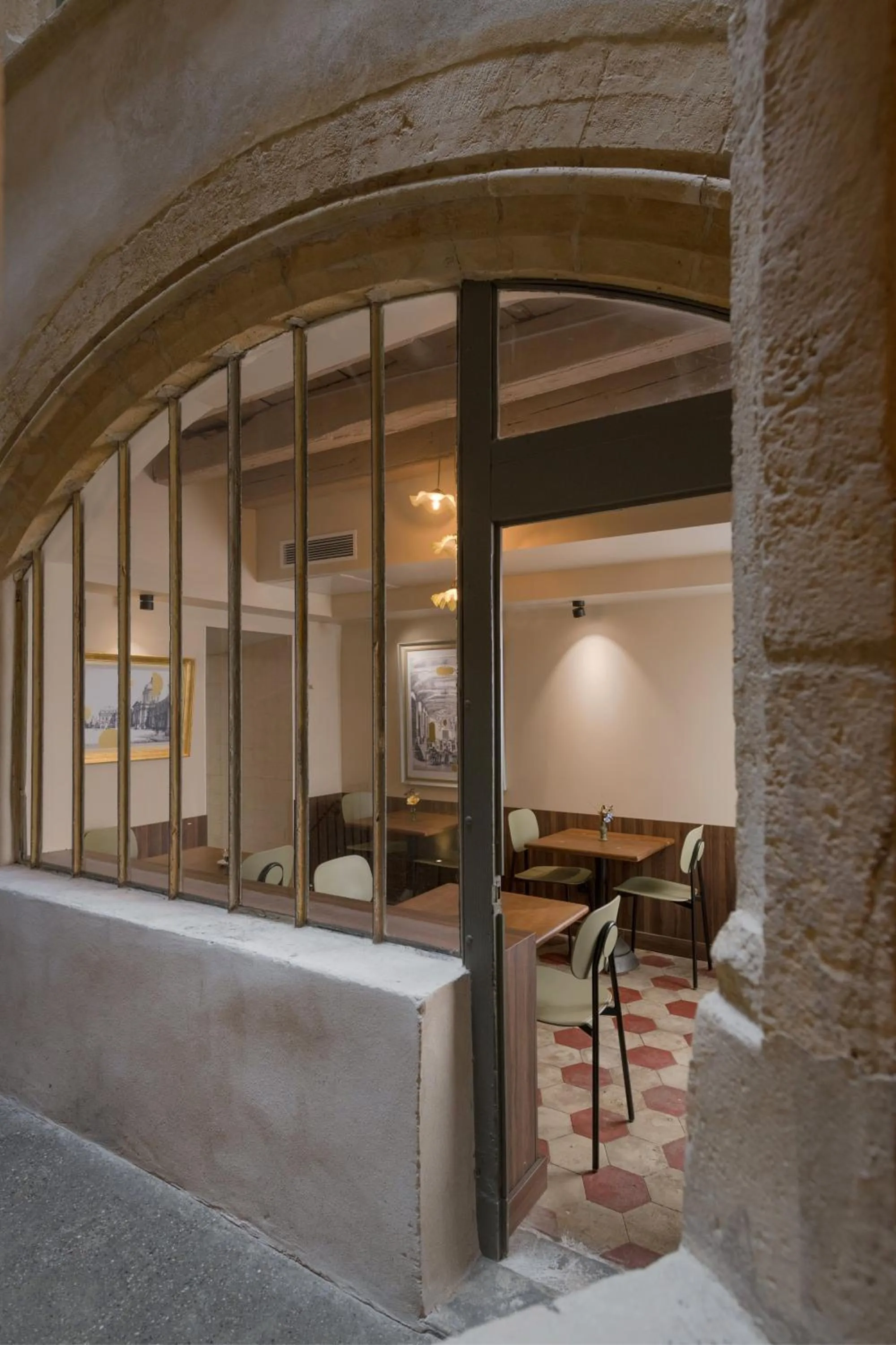Inner courtyard view in Académie Hôtel Lyon