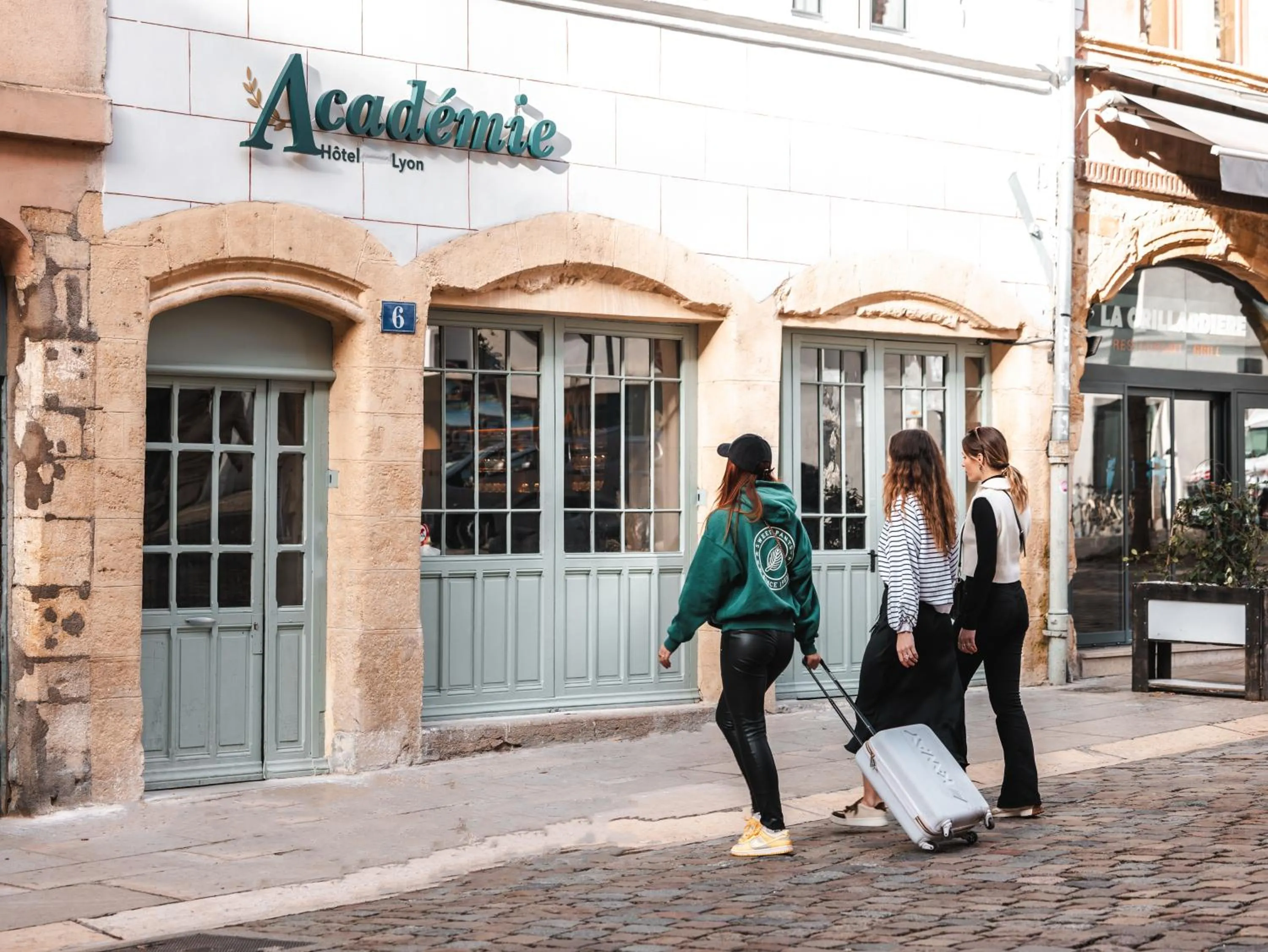 Facade/entrance in Académie Hôtel Lyon