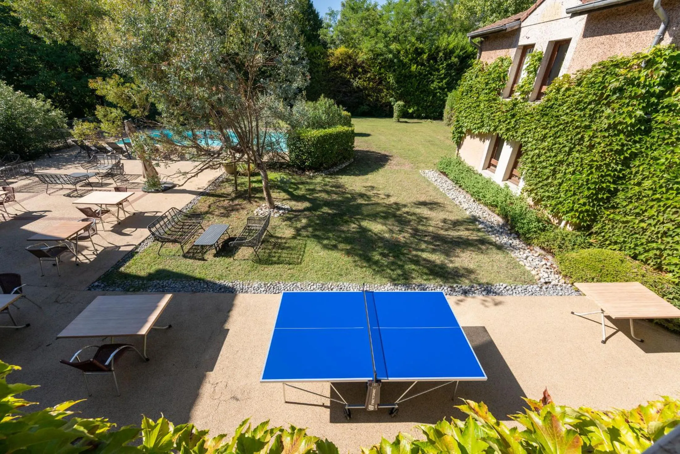Patio in Hôtel des Trois Massifs