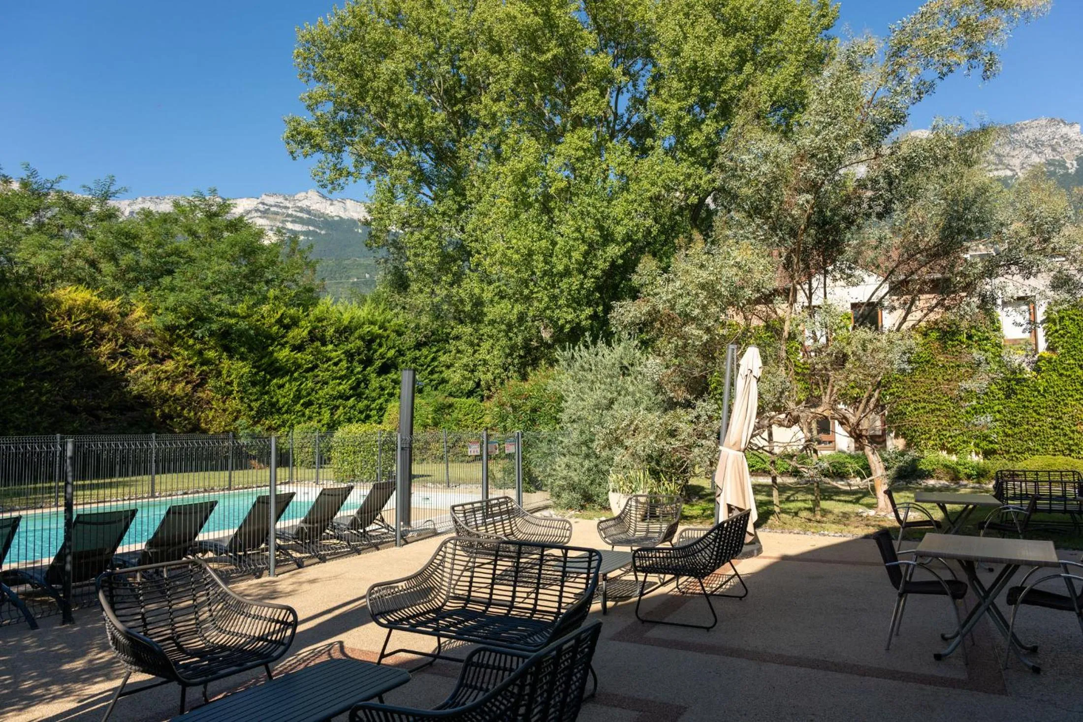 Patio in Hôtel des Trois Massifs