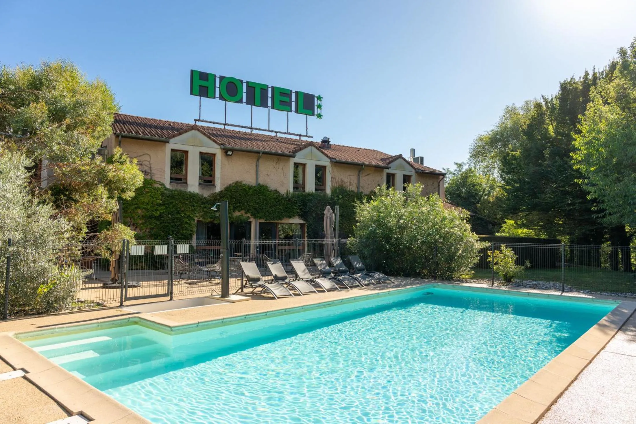 Property building in Hôtel des Trois Massifs