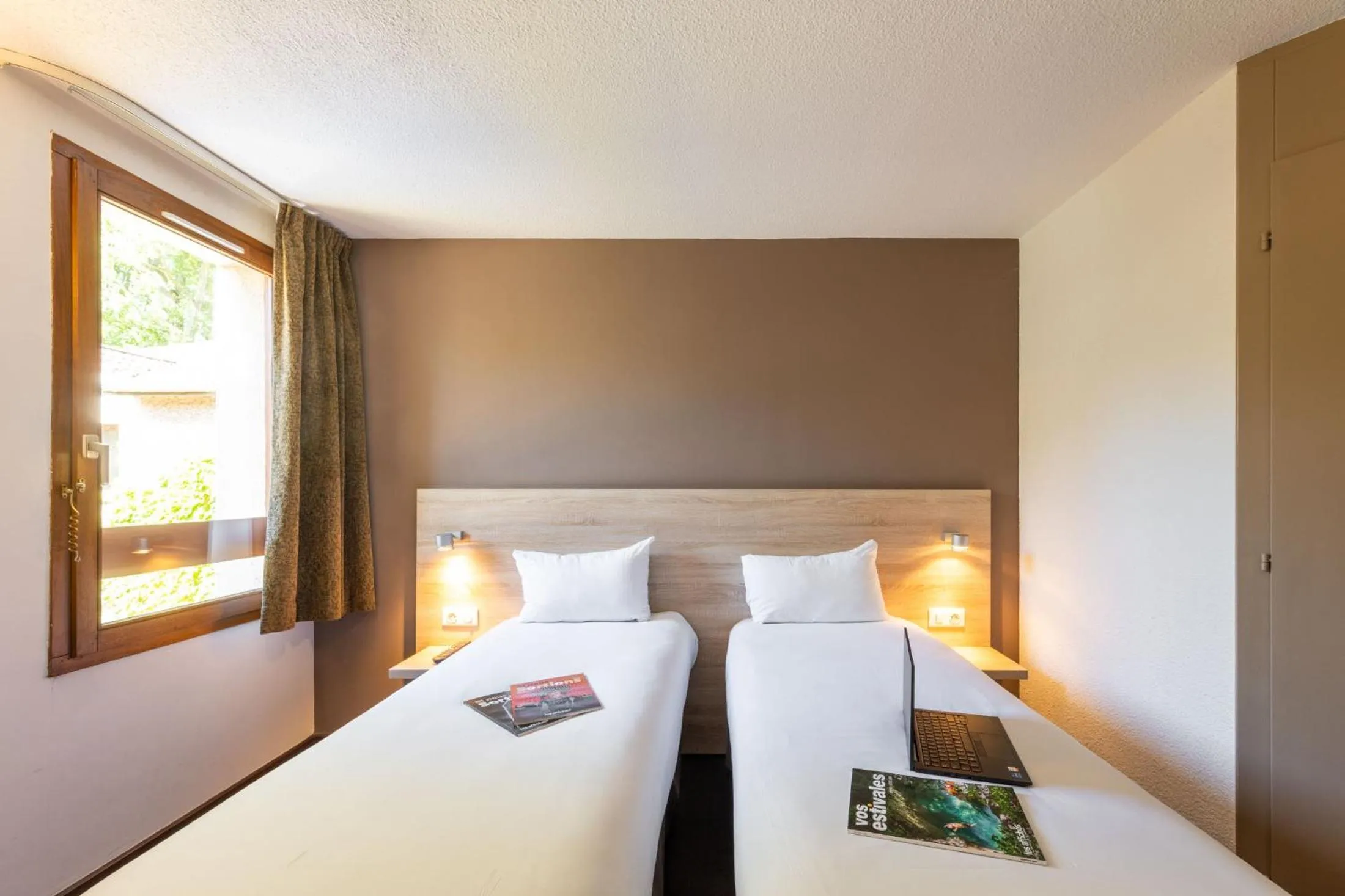 Property building, Bed in Hôtel des Trois Massifs