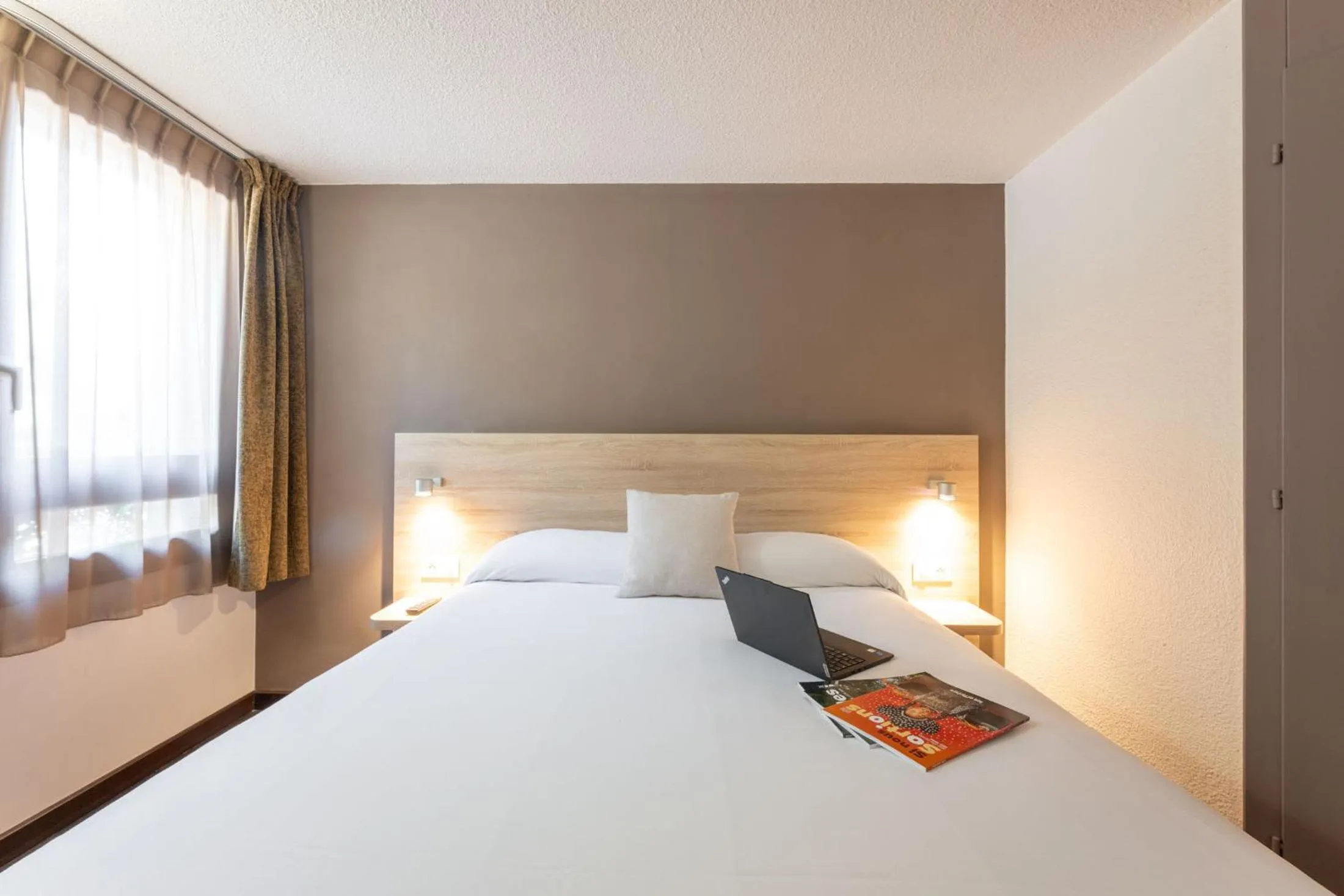 Property building, Bed in Hôtel des Trois Massifs