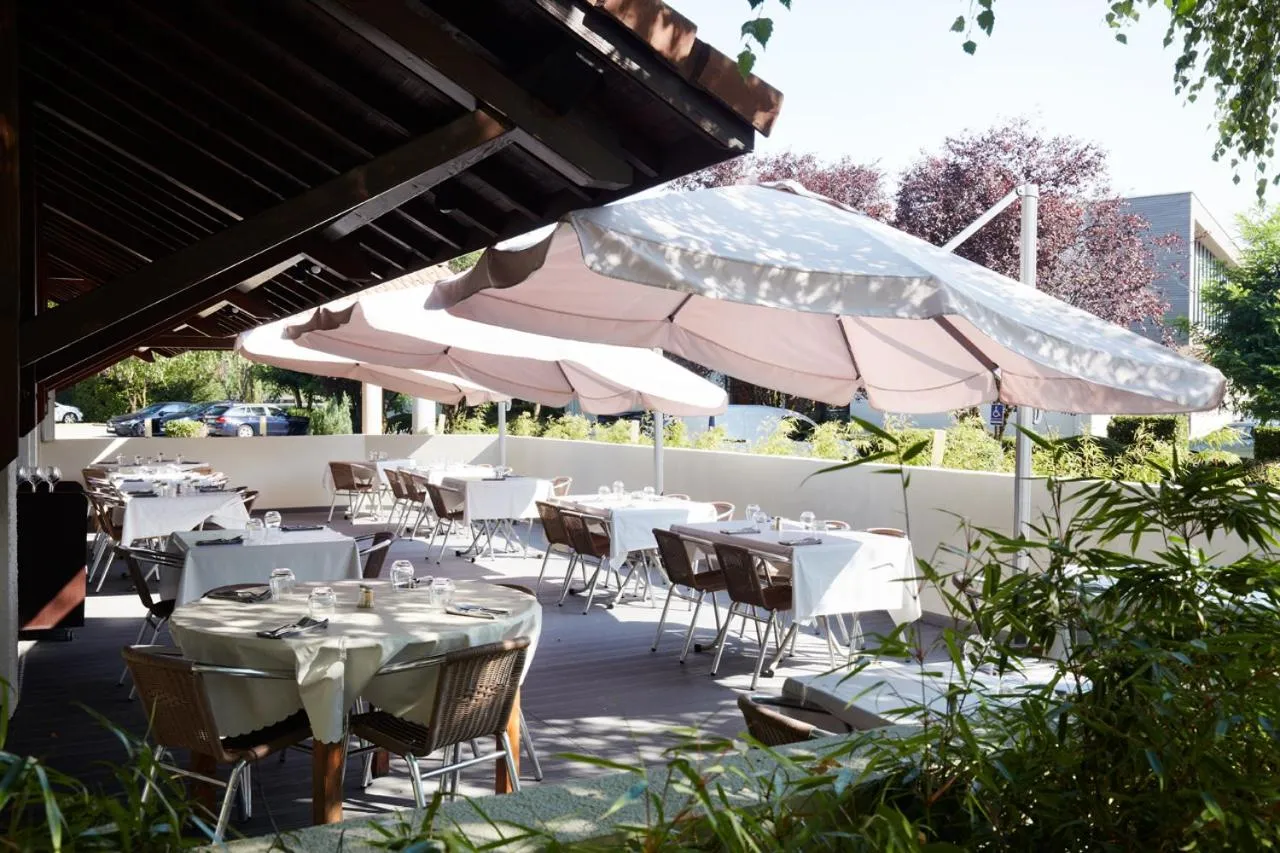 Patio in Hôtel des Trois Massifs