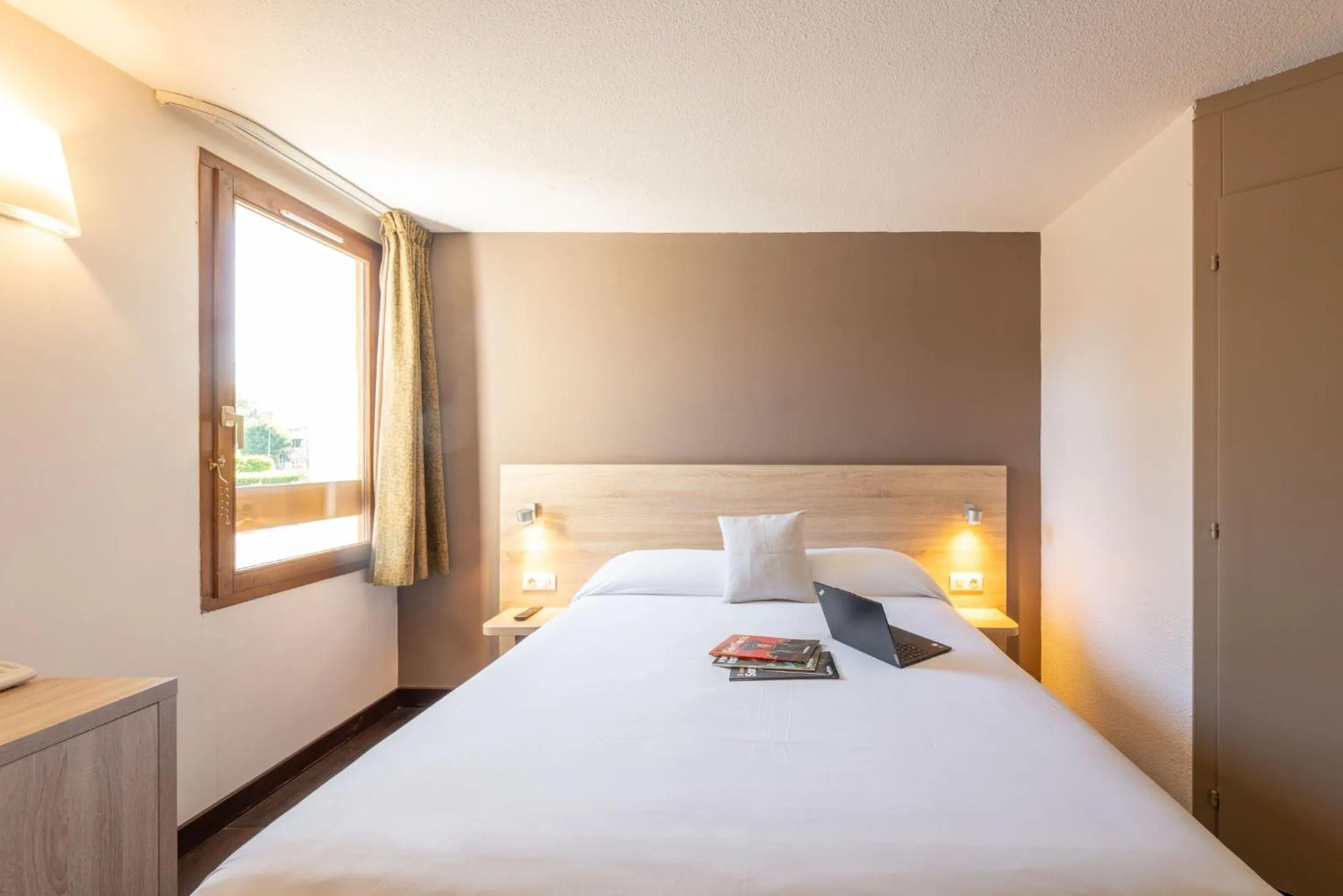 Property building, Bed in Hôtel des Trois Massifs