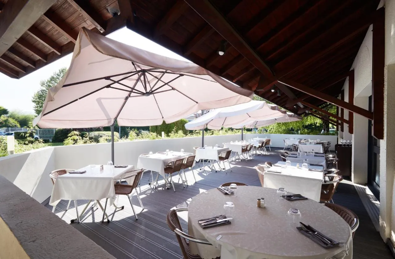 Patio in Hôtel des Trois Massifs
