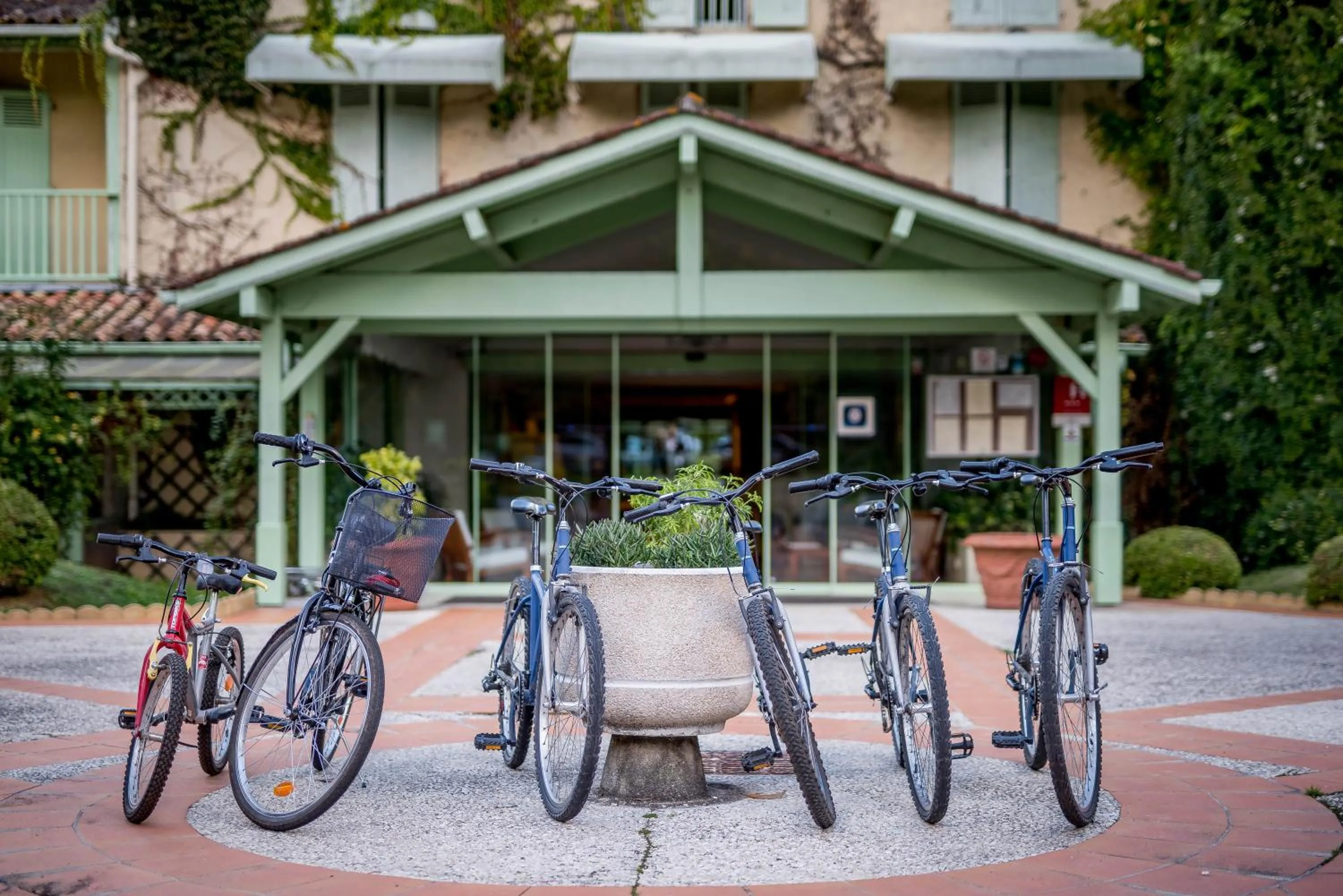 Cycling in Logis Hôtels- Hôtel et Restaurant Domaine de Fompeyre