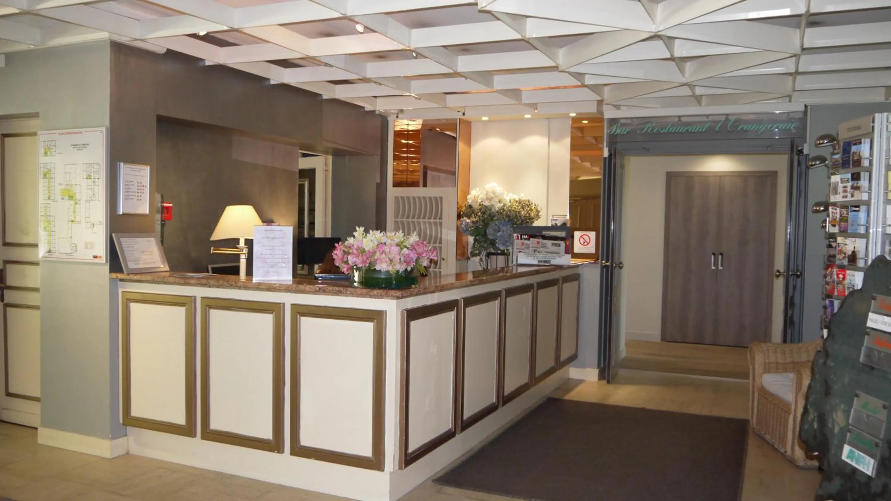 Lobby or reception in Logis Hôtels- Hôtel et Restaurant Domaine de Fompeyre