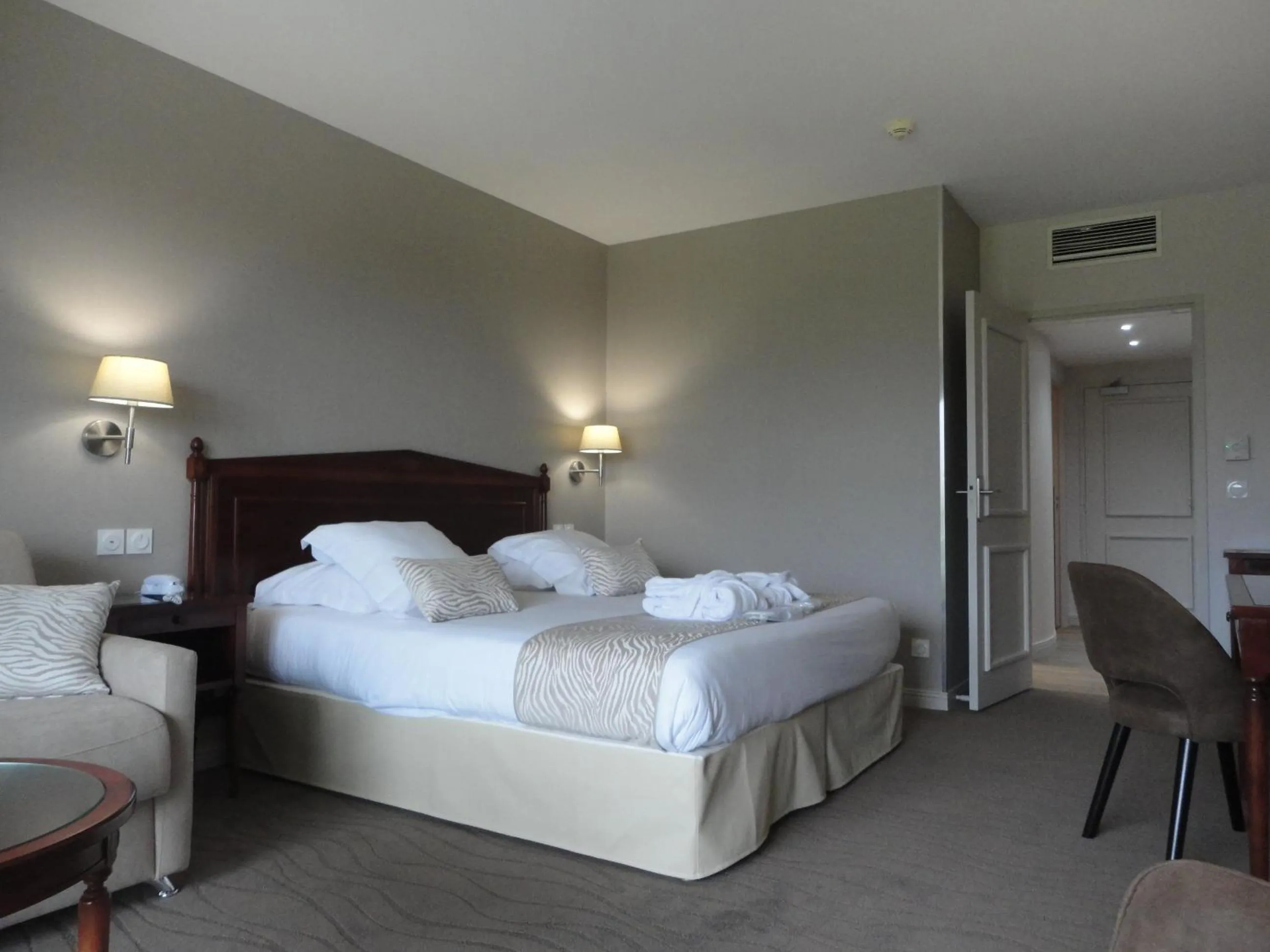 Bedroom, Bed in Logis Hôtels- Hôtel et Restaurant Domaine de Fompeyre