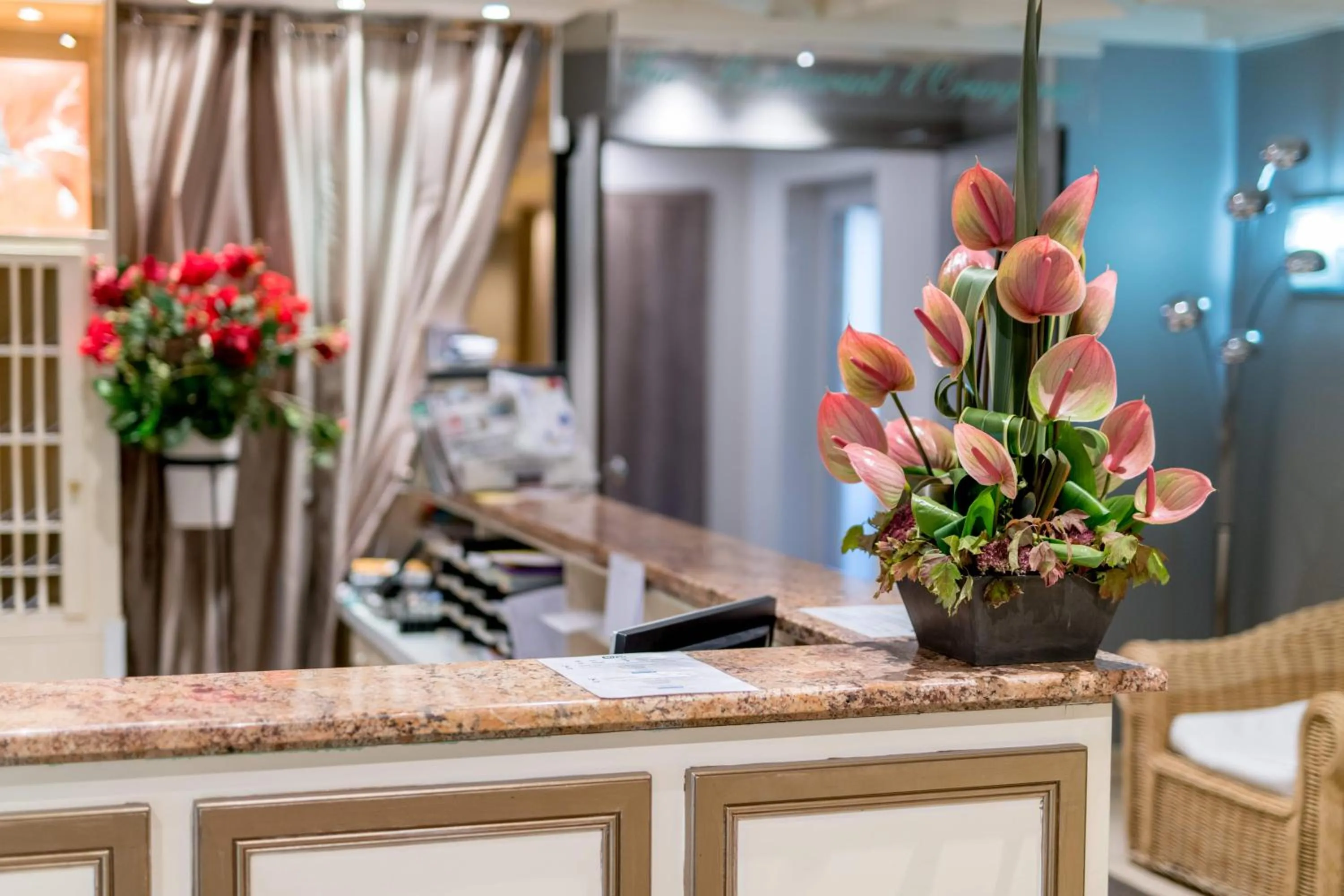 Lobby or reception in Logis Hôtels- Hôtel et Restaurant Domaine de Fompeyre